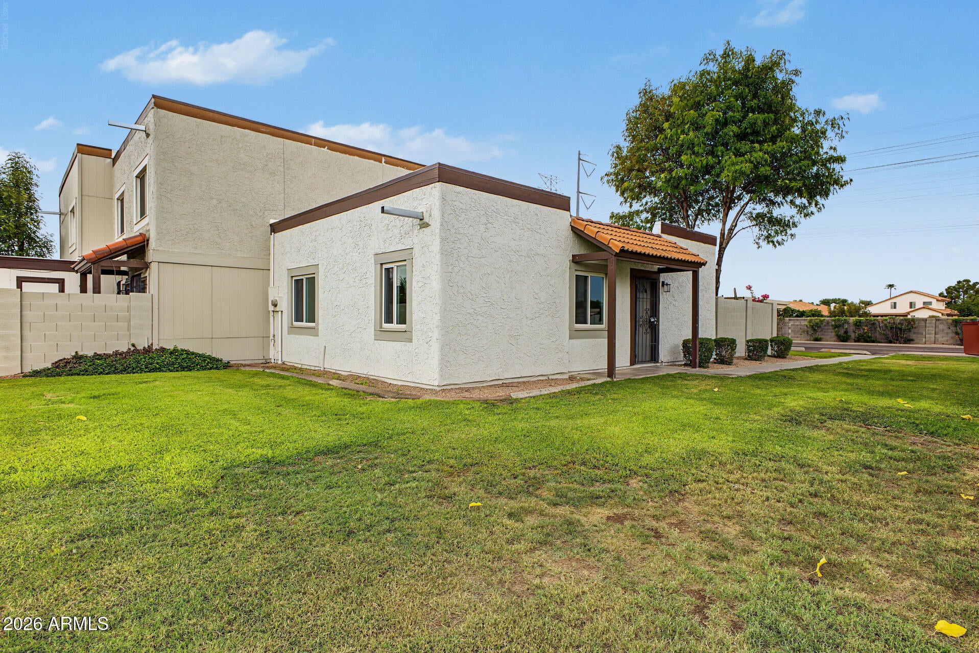 952 E DIAMOND Drive