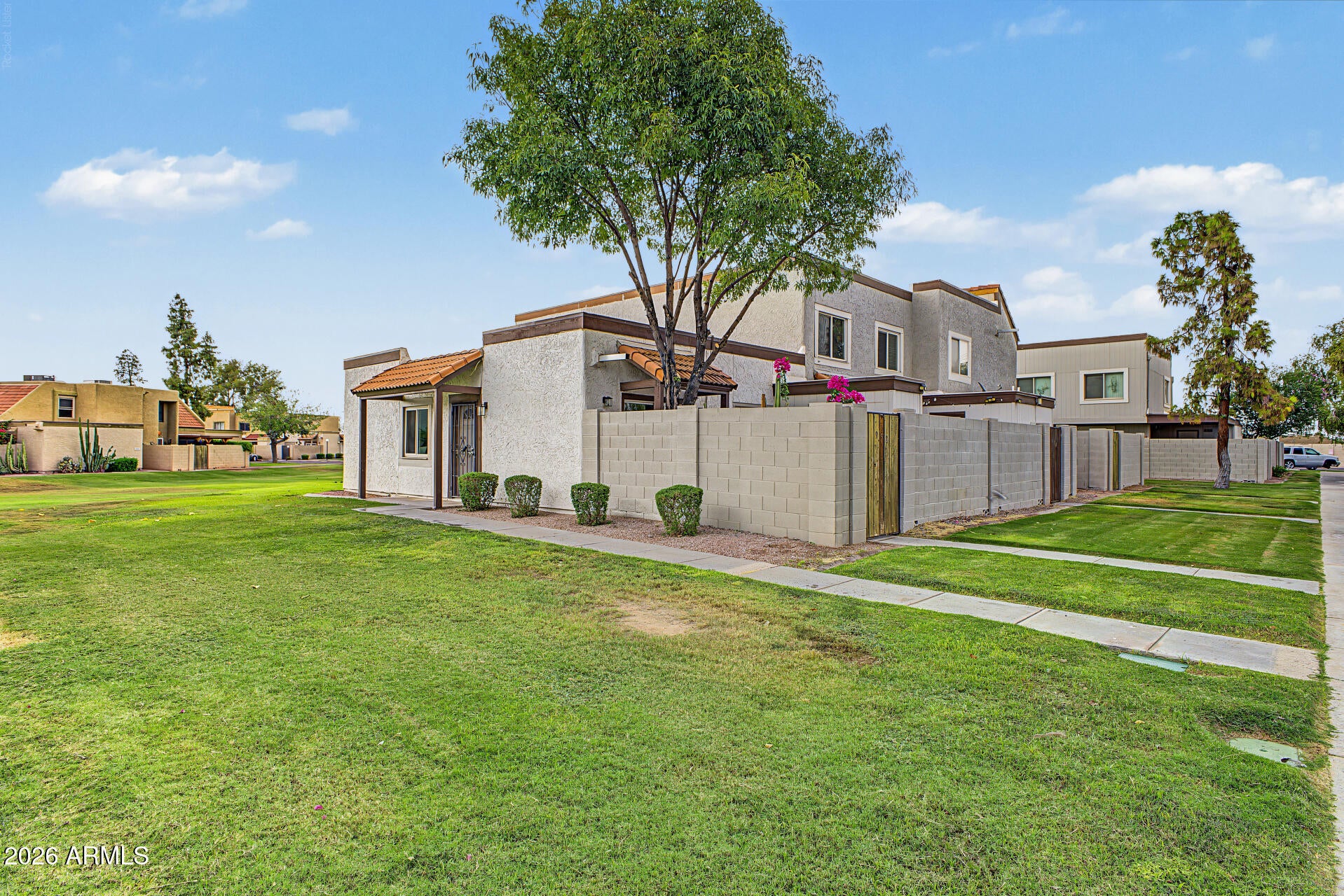 952 E DIAMOND Drive