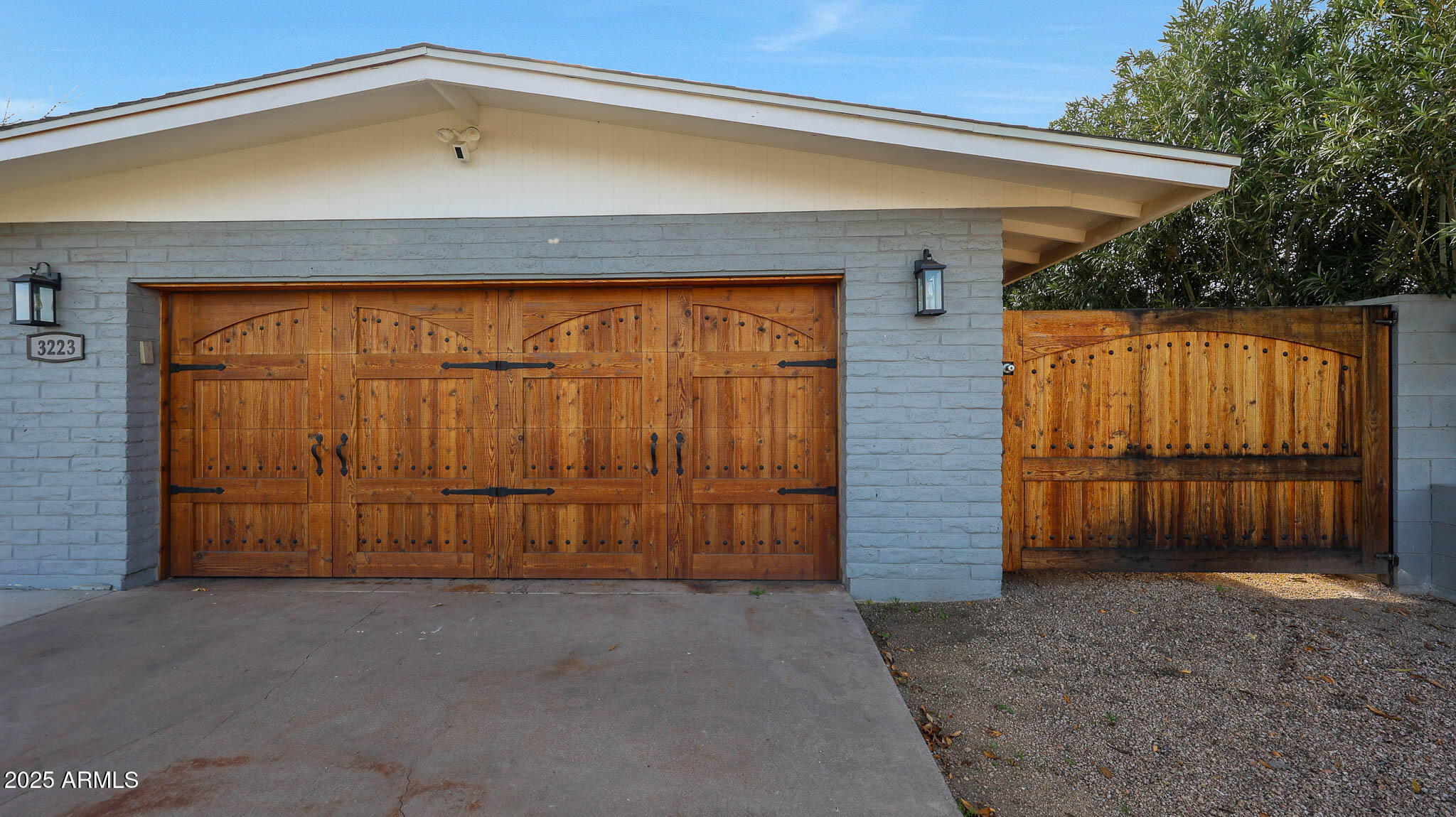 3223 W BELMONT Avenue