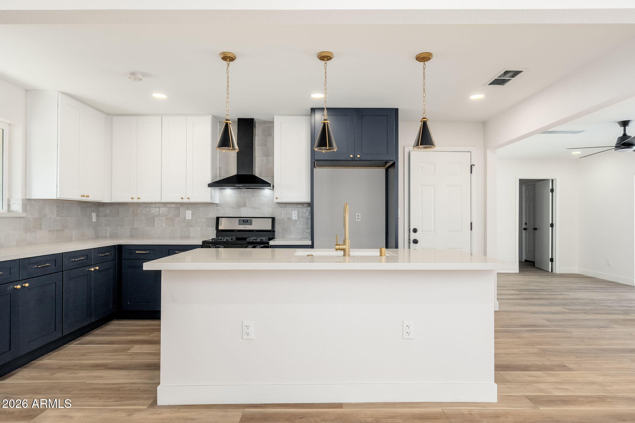 3836 W MYRTLE Avenue