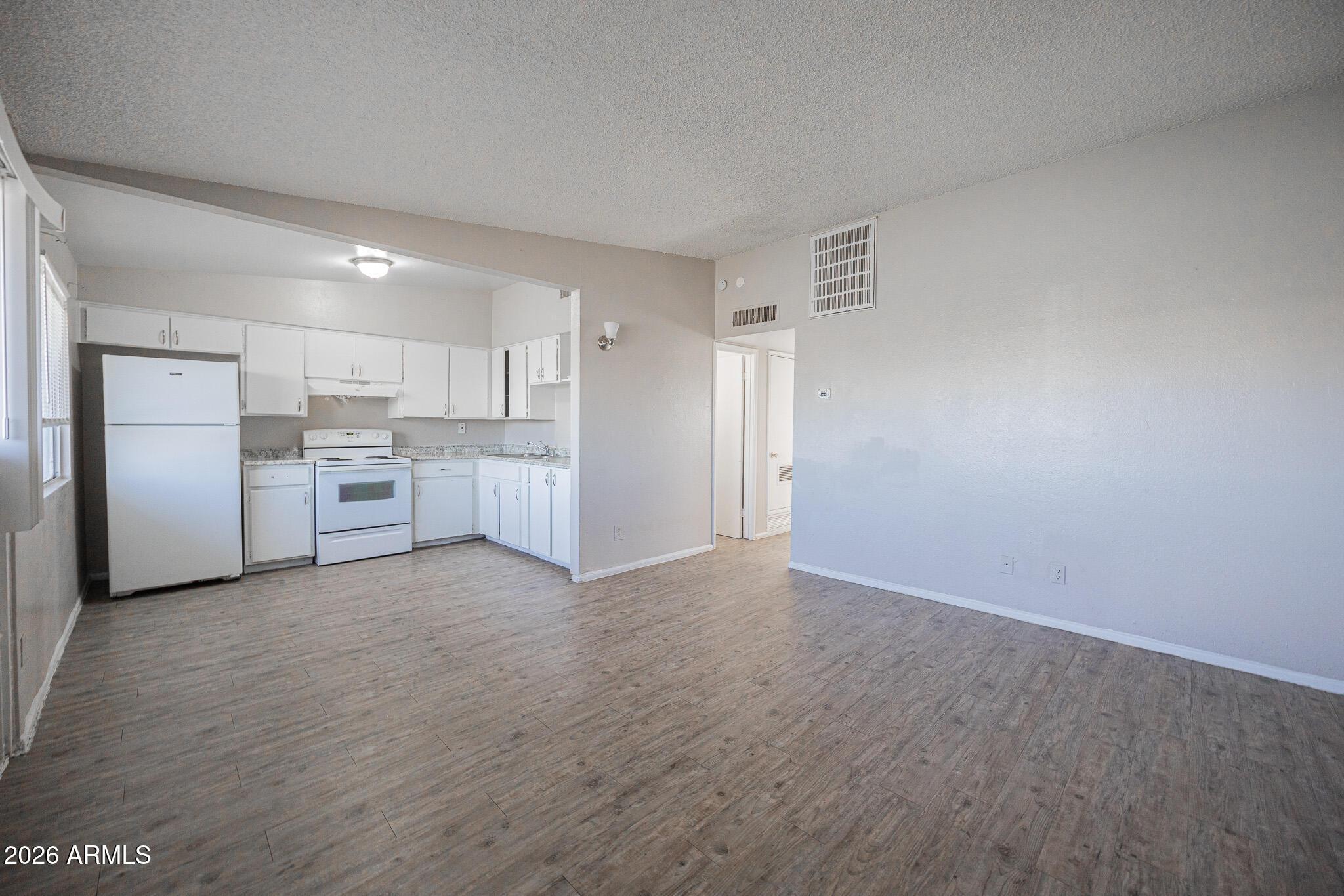 2123 W Devonshire Avenue 9