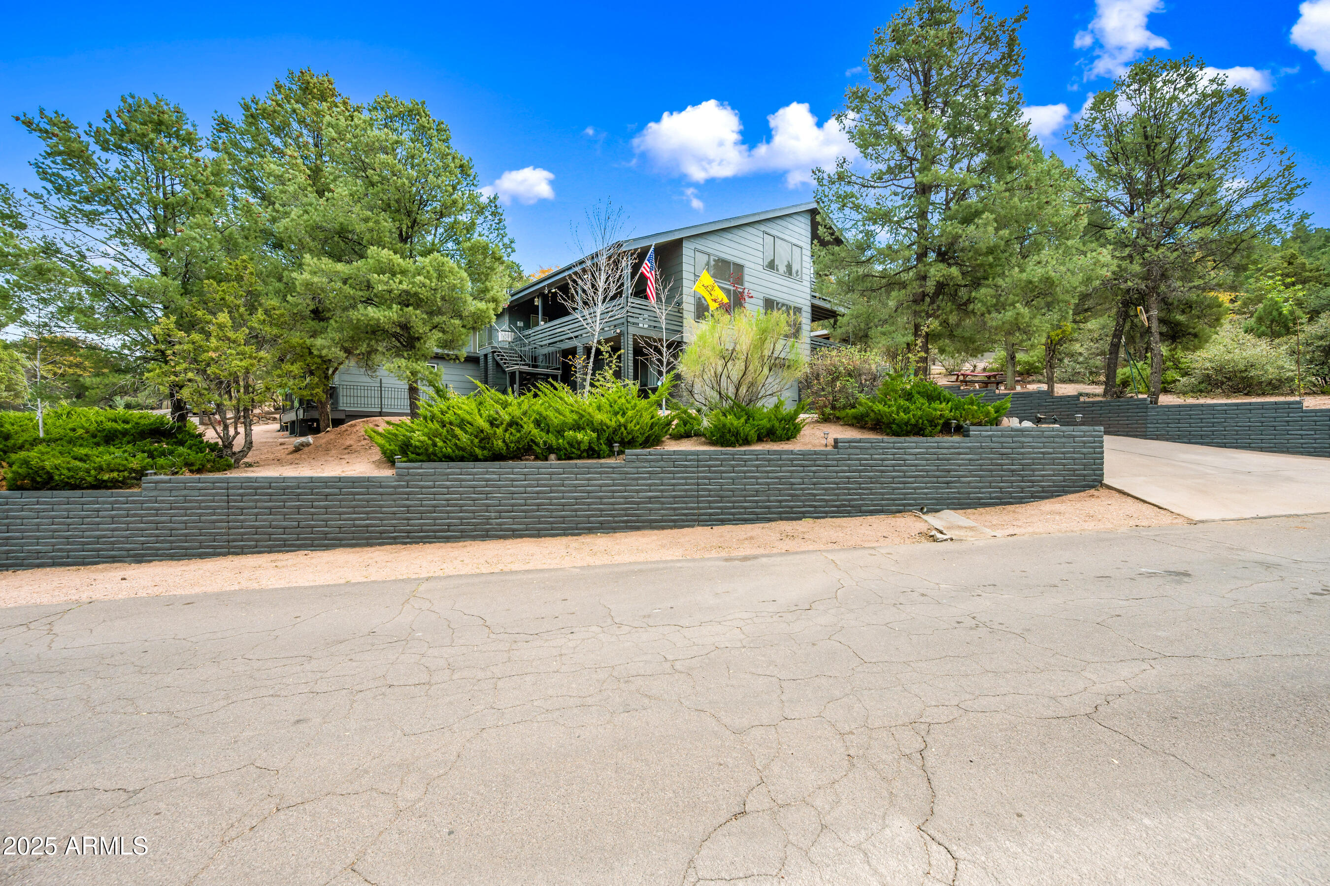 1207 N ARROWHEAD Drive
