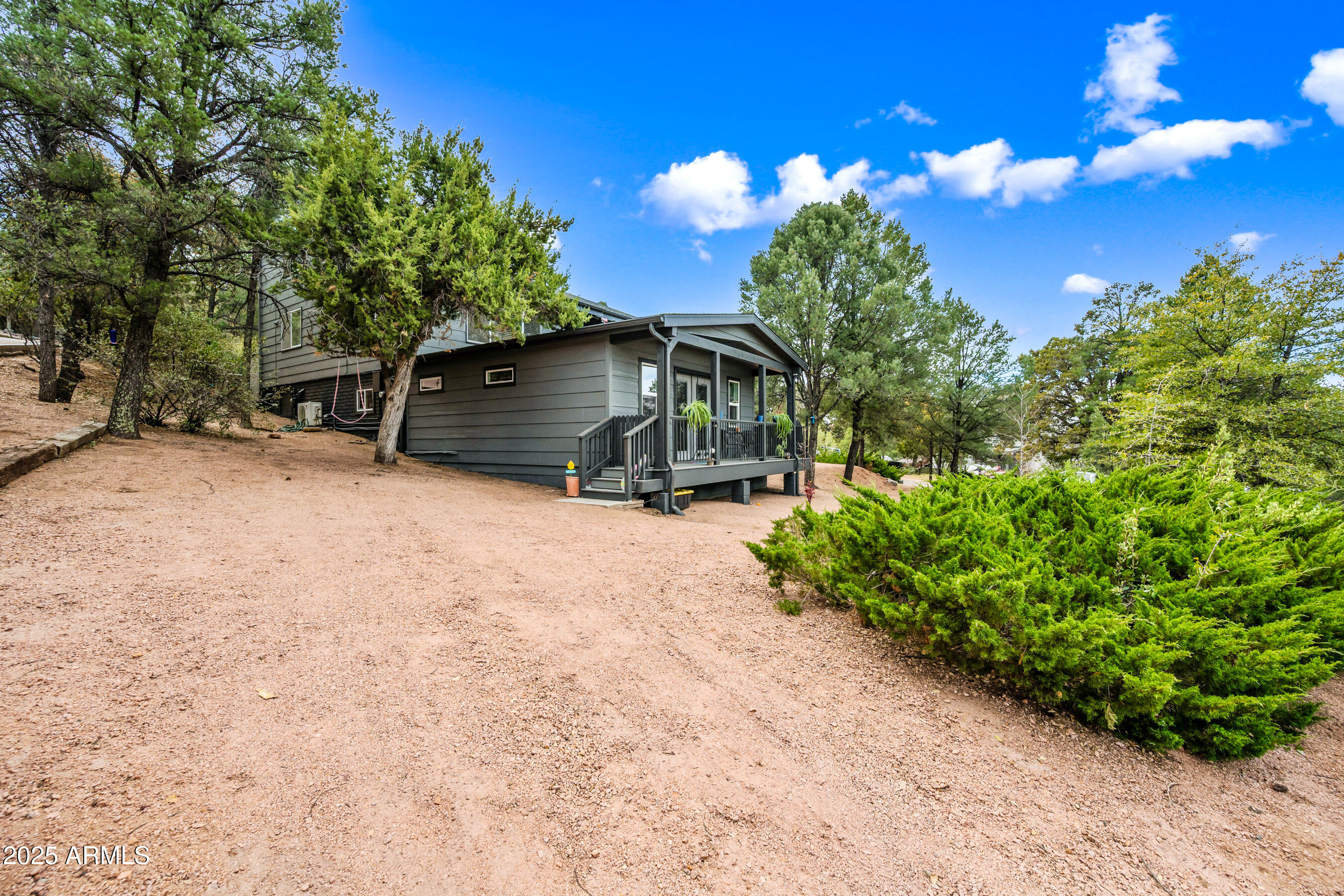1207 N ARROWHEAD Drive