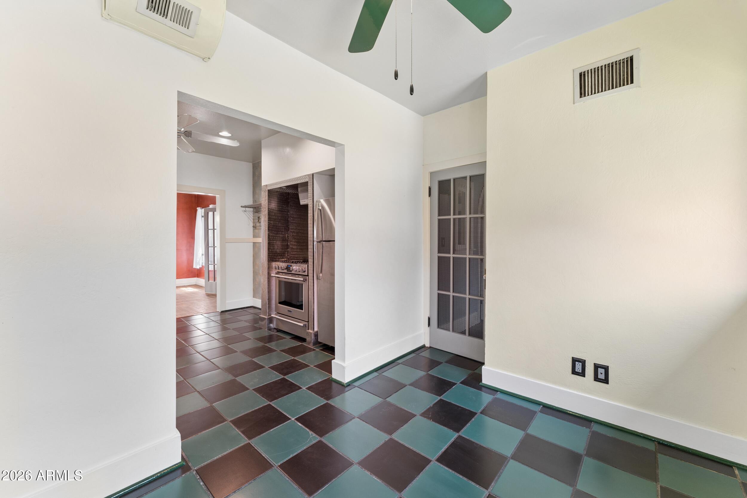 537 W WILLETTA Street