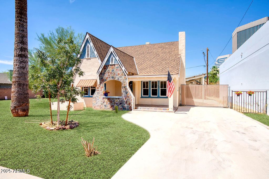 Photo of 28 W Lewis Avenue, Phoenix, AZ 85003 (MLS # 6905393)