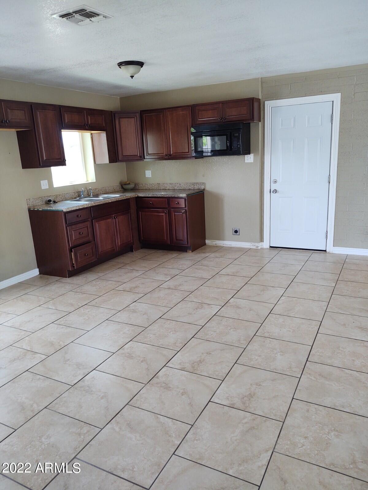 1325 W IRIS Place