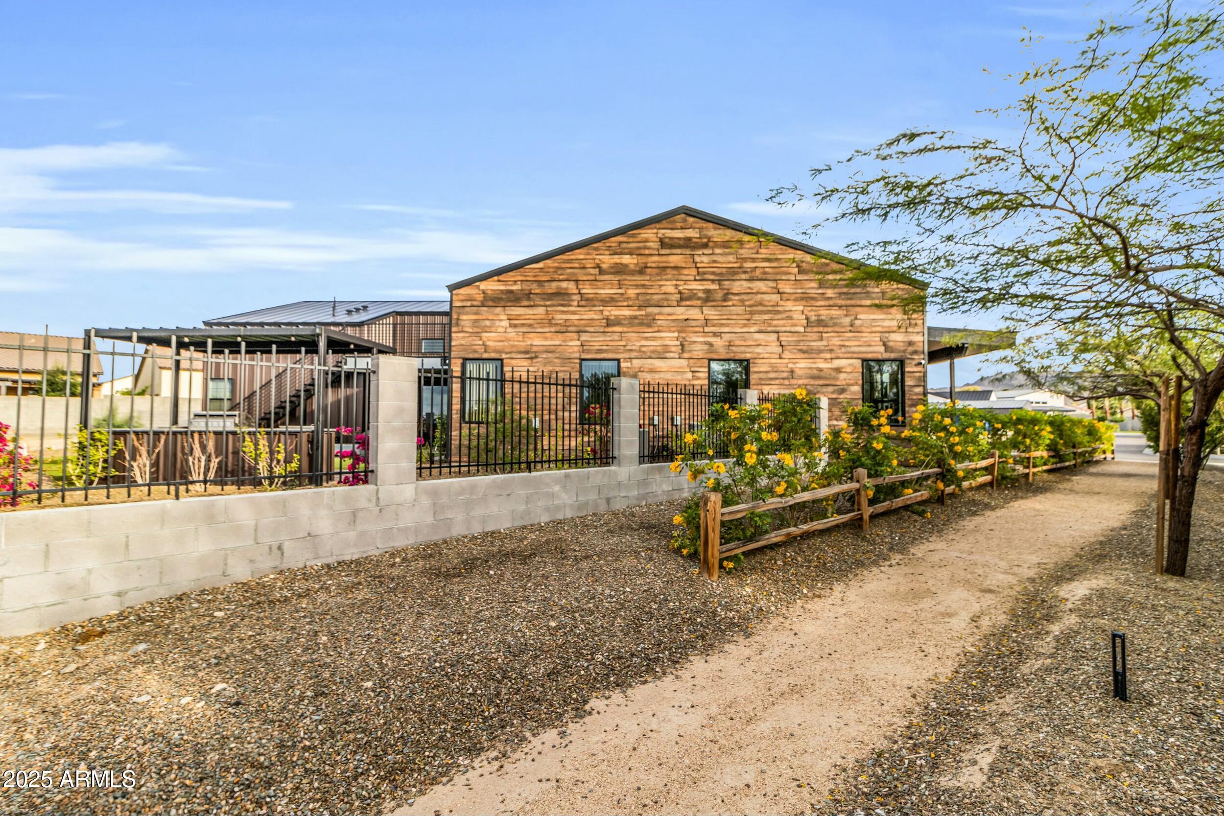 908 W CALDWELL Street