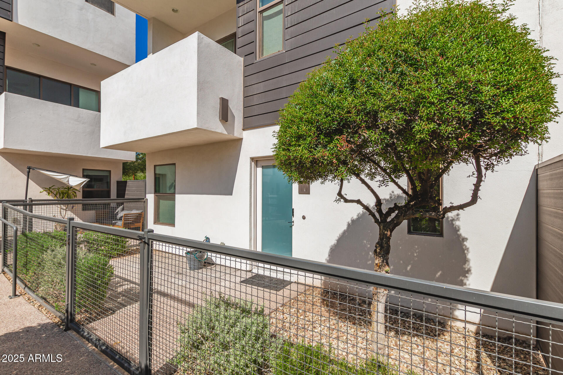 325 E CORONADO Road 10