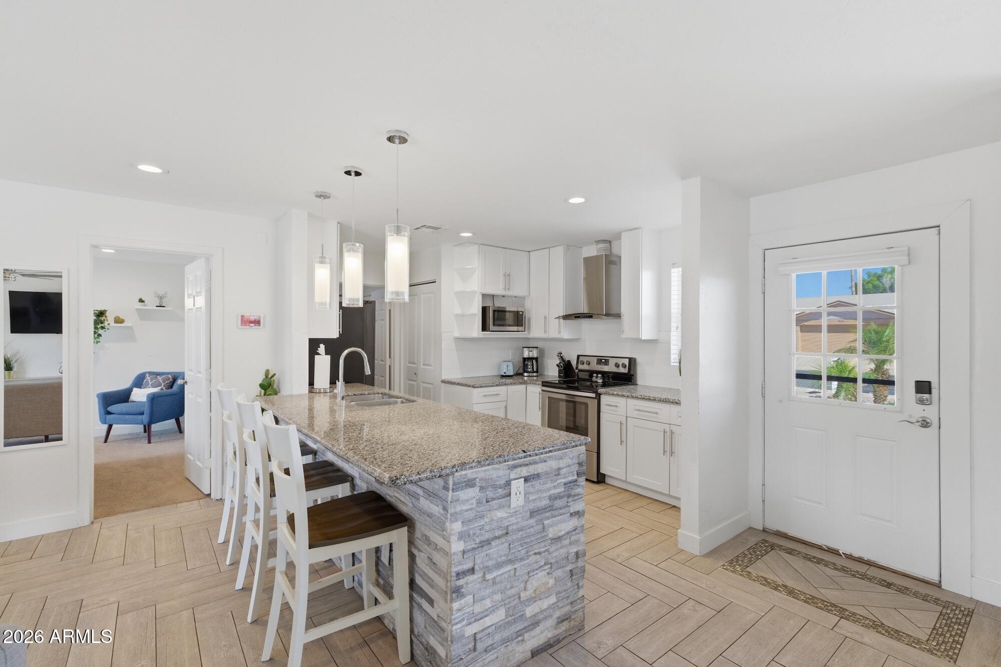 915 W LOUGHLIN Drive