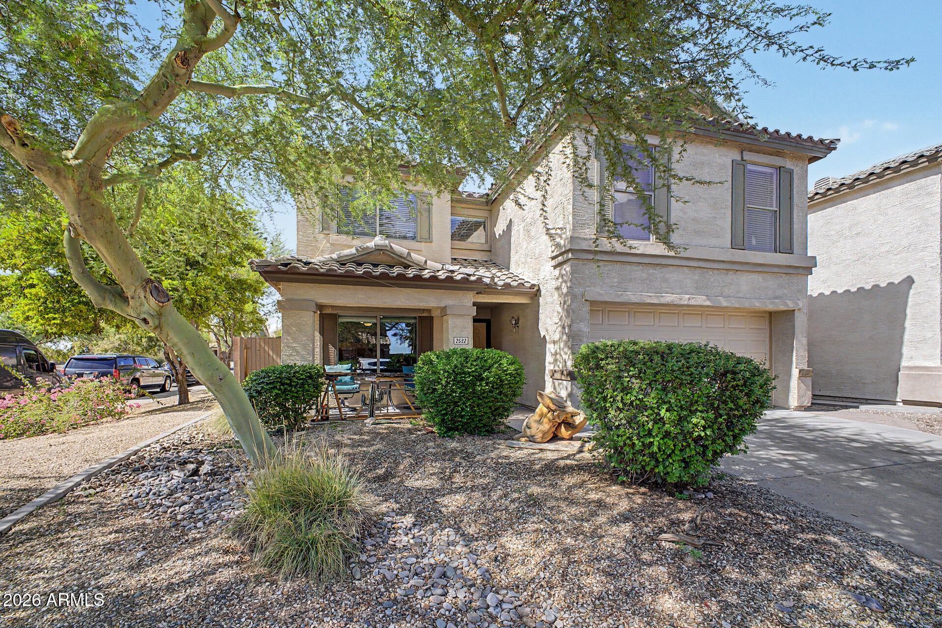 2532 W STRAIGHT ARROW Lane