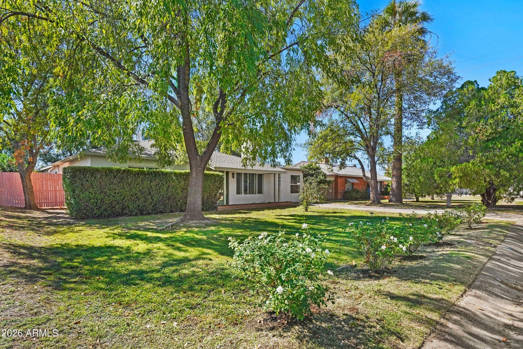 Photo of 807 E Lamar Road, Phoenix, AZ 85014 (MLS # 7091974)