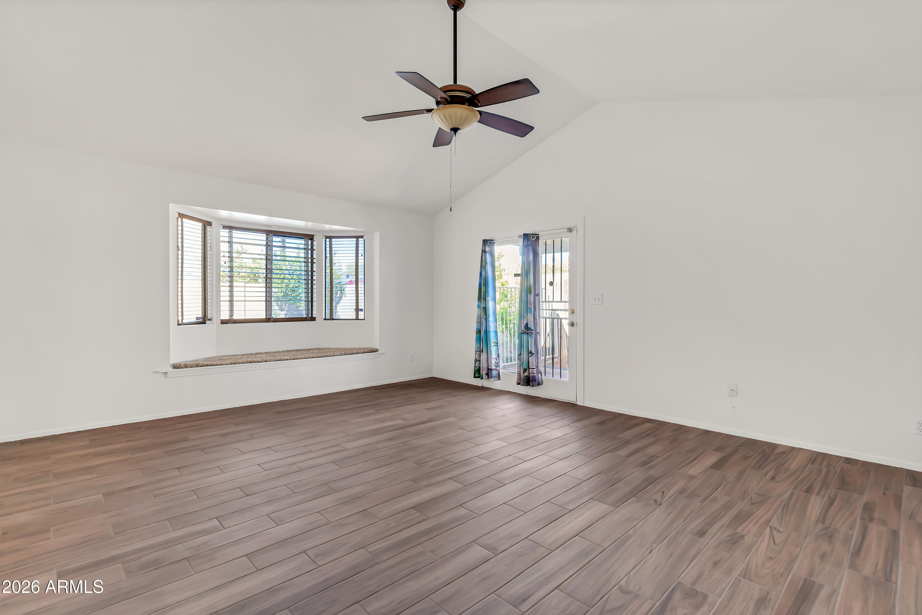 864 W MESQUITE Street