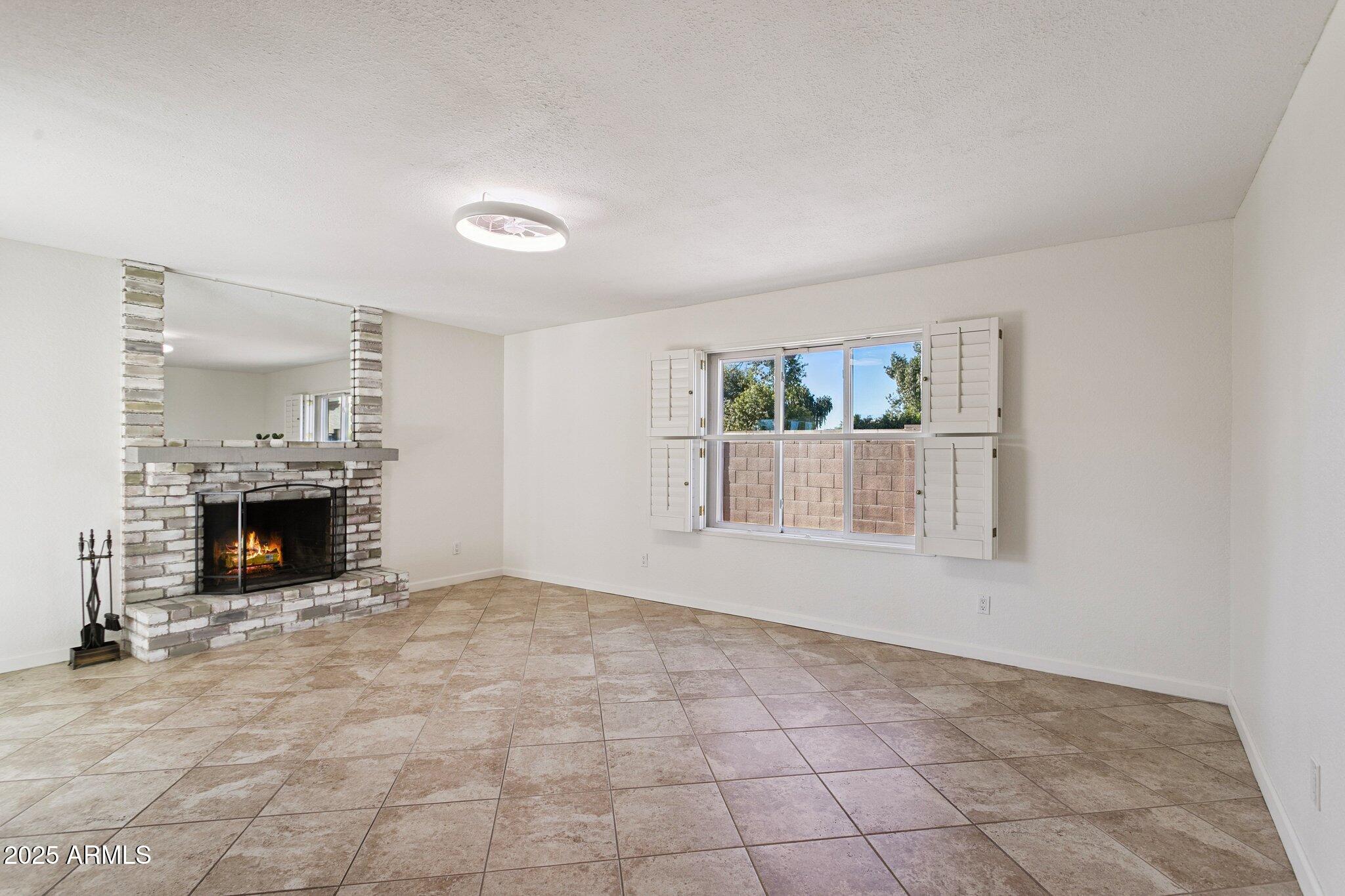 4915 E EVERETT Drive