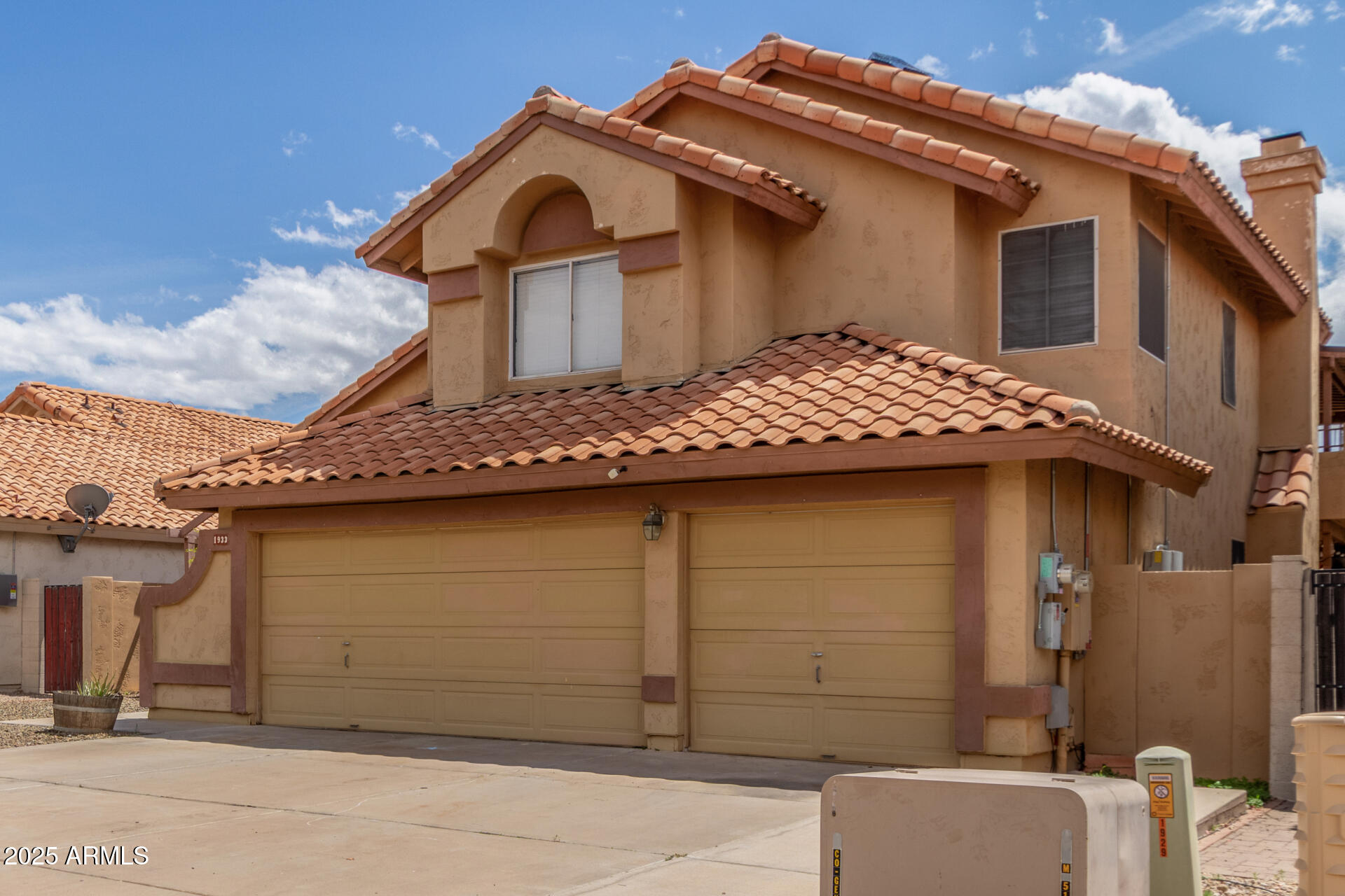 1933 E MORROW Drive