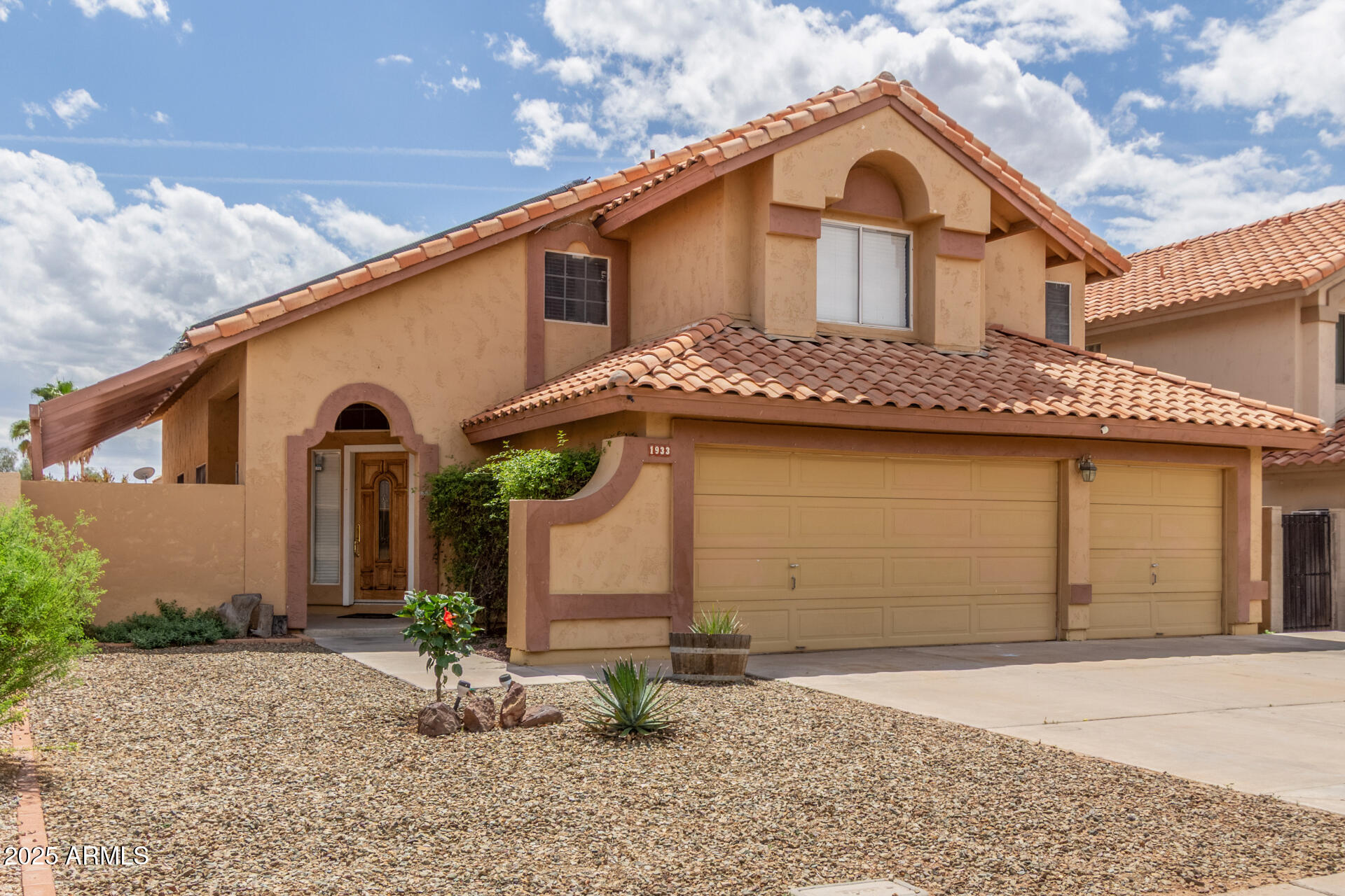 1933 E MORROW Drive