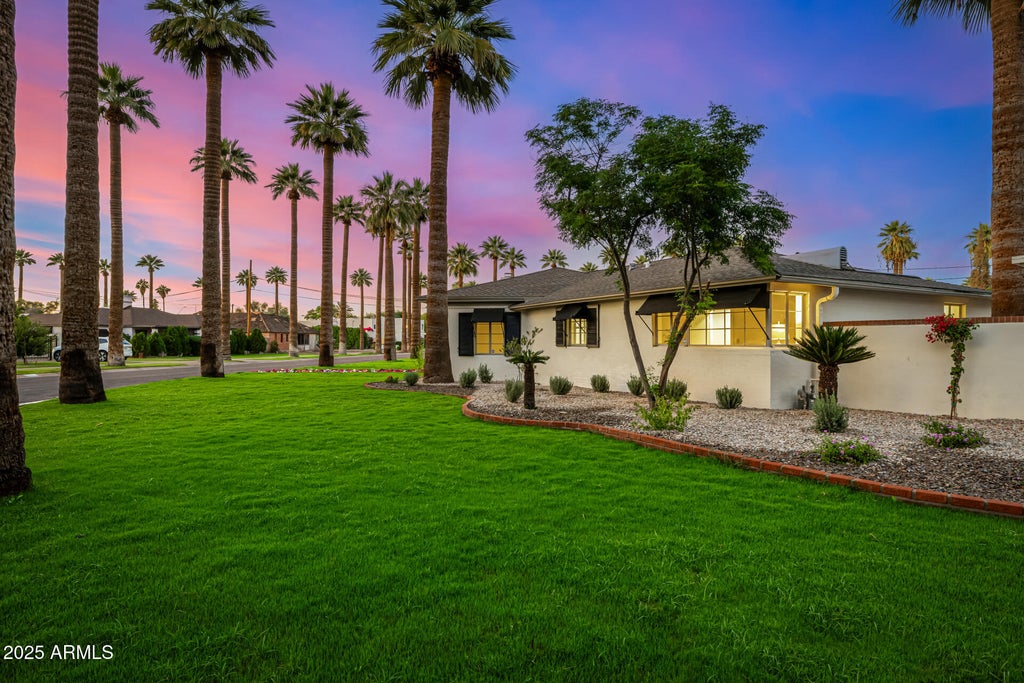 Photo of 1625 Palmcroft Way SW, Phoenix, AZ 85007 (MLS # 7094584)