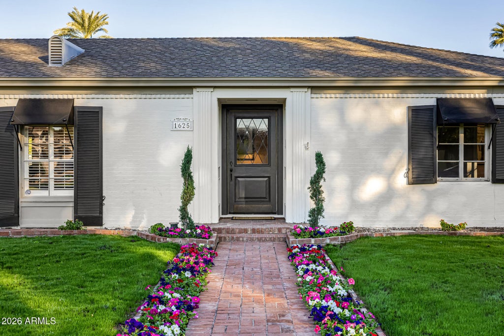 Photo of 1625 Palmcroft Way SW, Phoenix, AZ 85007 (MLS # 7094584)