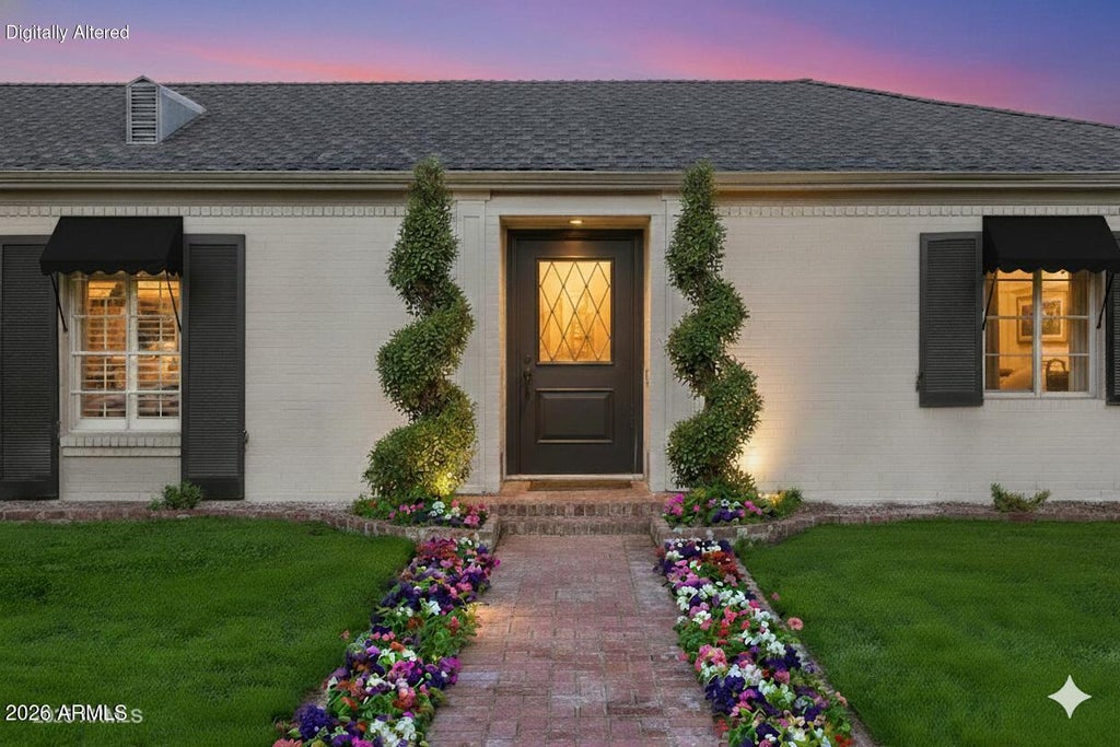 Photo of 1625 Palmcroft Way SW, Phoenix, AZ 85007 (MLS # 7094584)