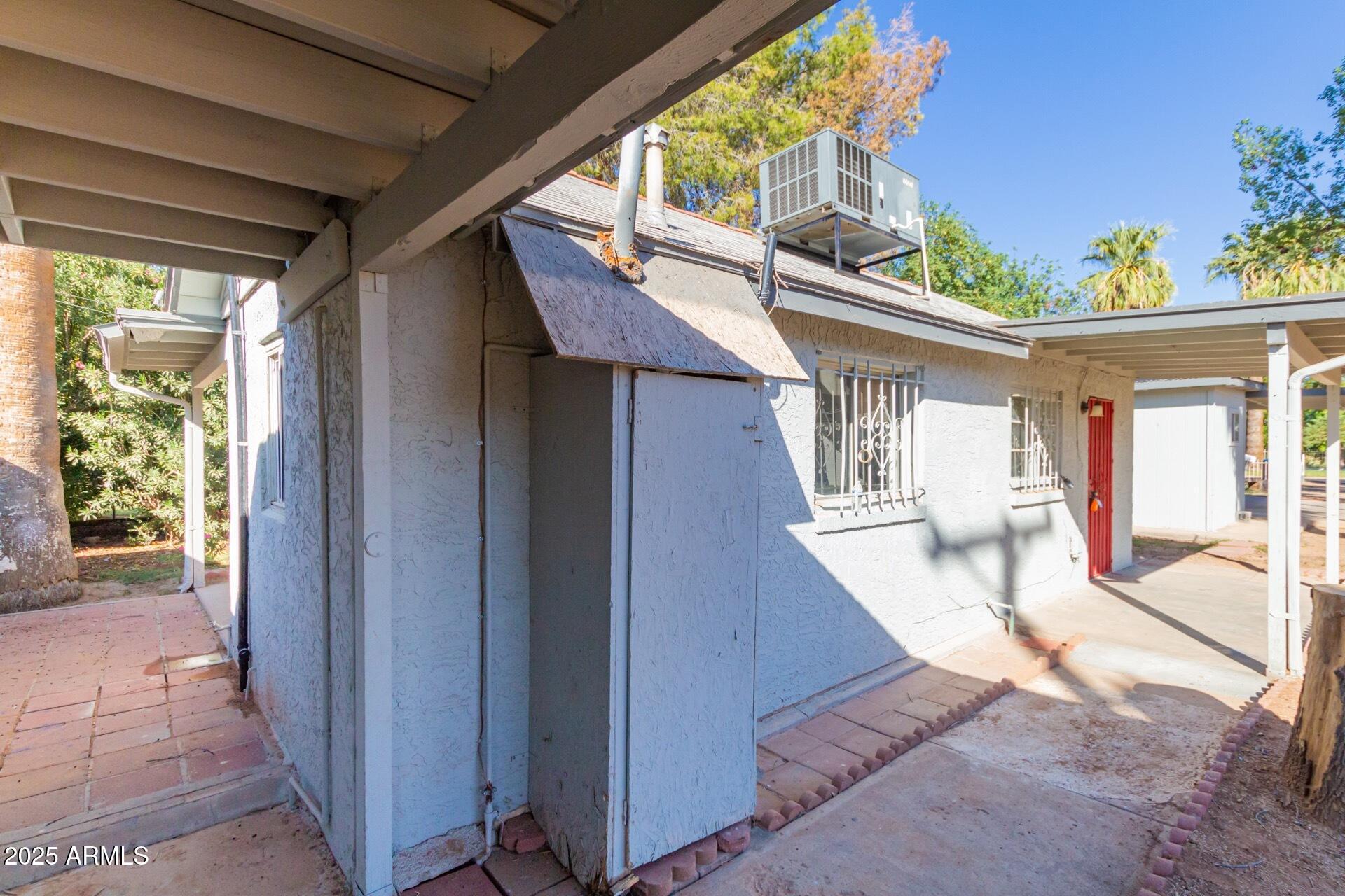 3311 E Cambridge Avenue