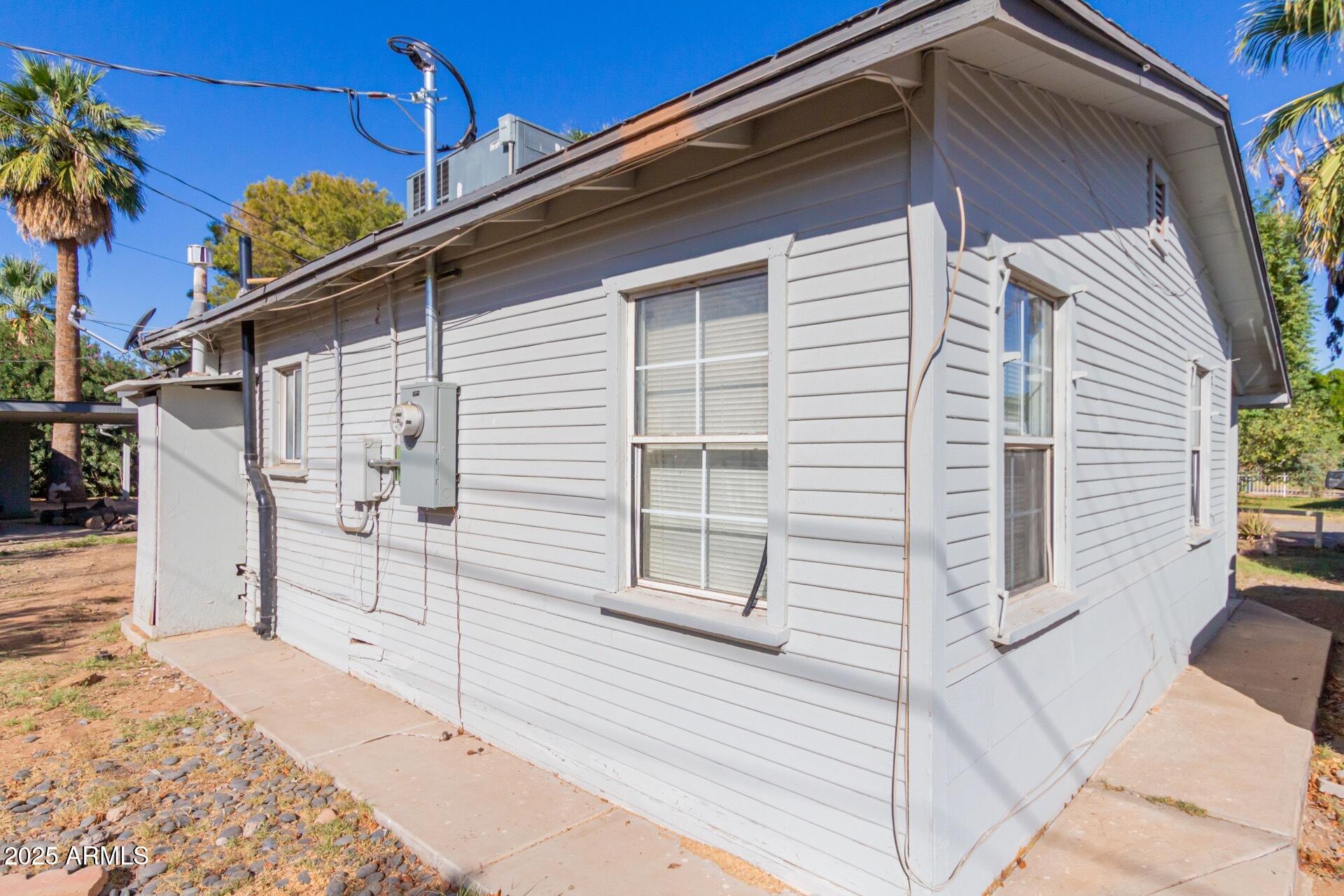 3311 E Cambridge Avenue