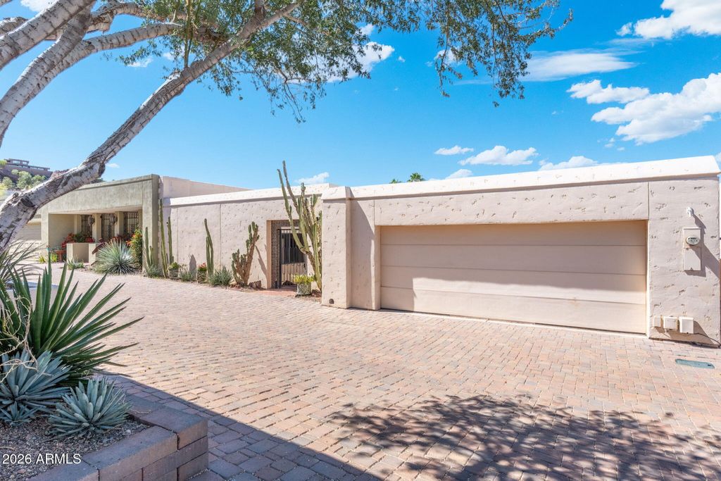 Photo of 5814 N Echo Canyon Lane, Phoenix, AZ 85018 (MLS # 7000618)