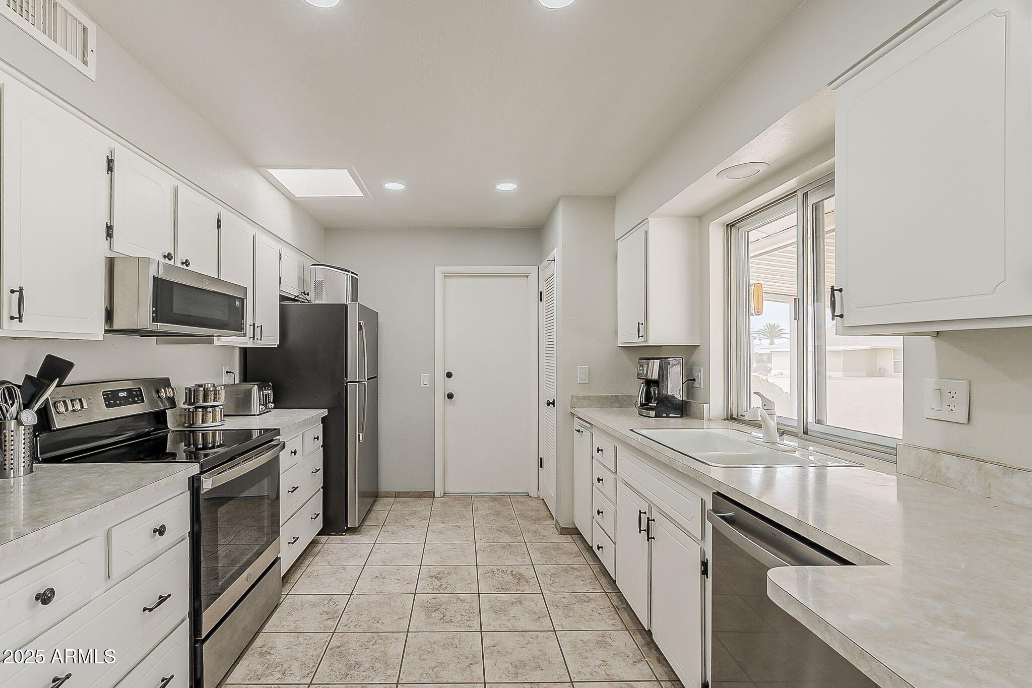 9814 W LONG HILLS Drive