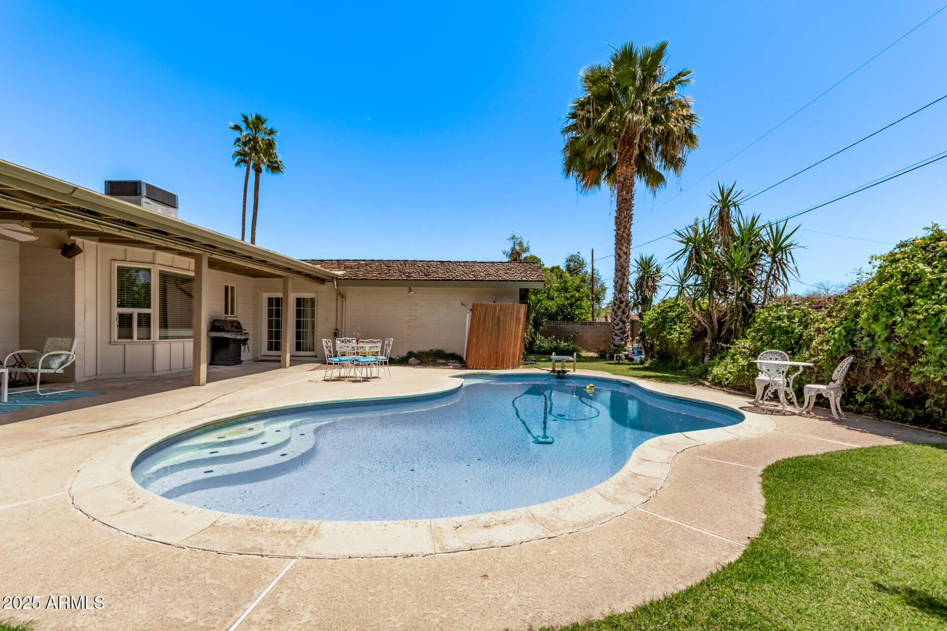 425 E DEL RIO Drive