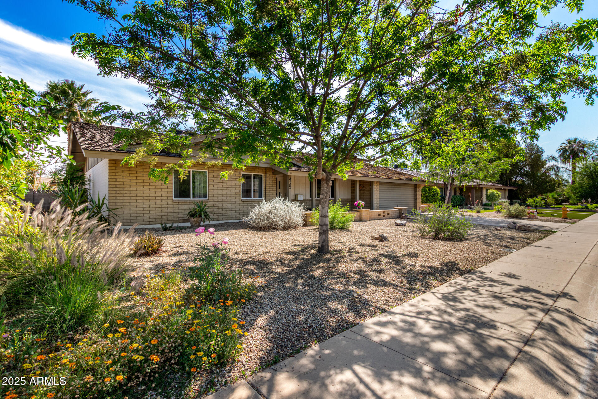 425 E DEL RIO Drive
