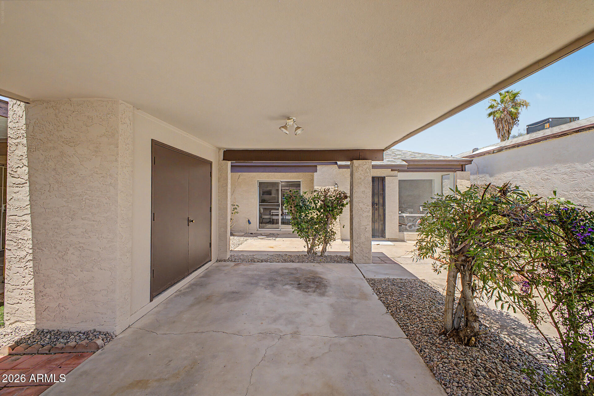 564 E ROYAL PALMS Drive