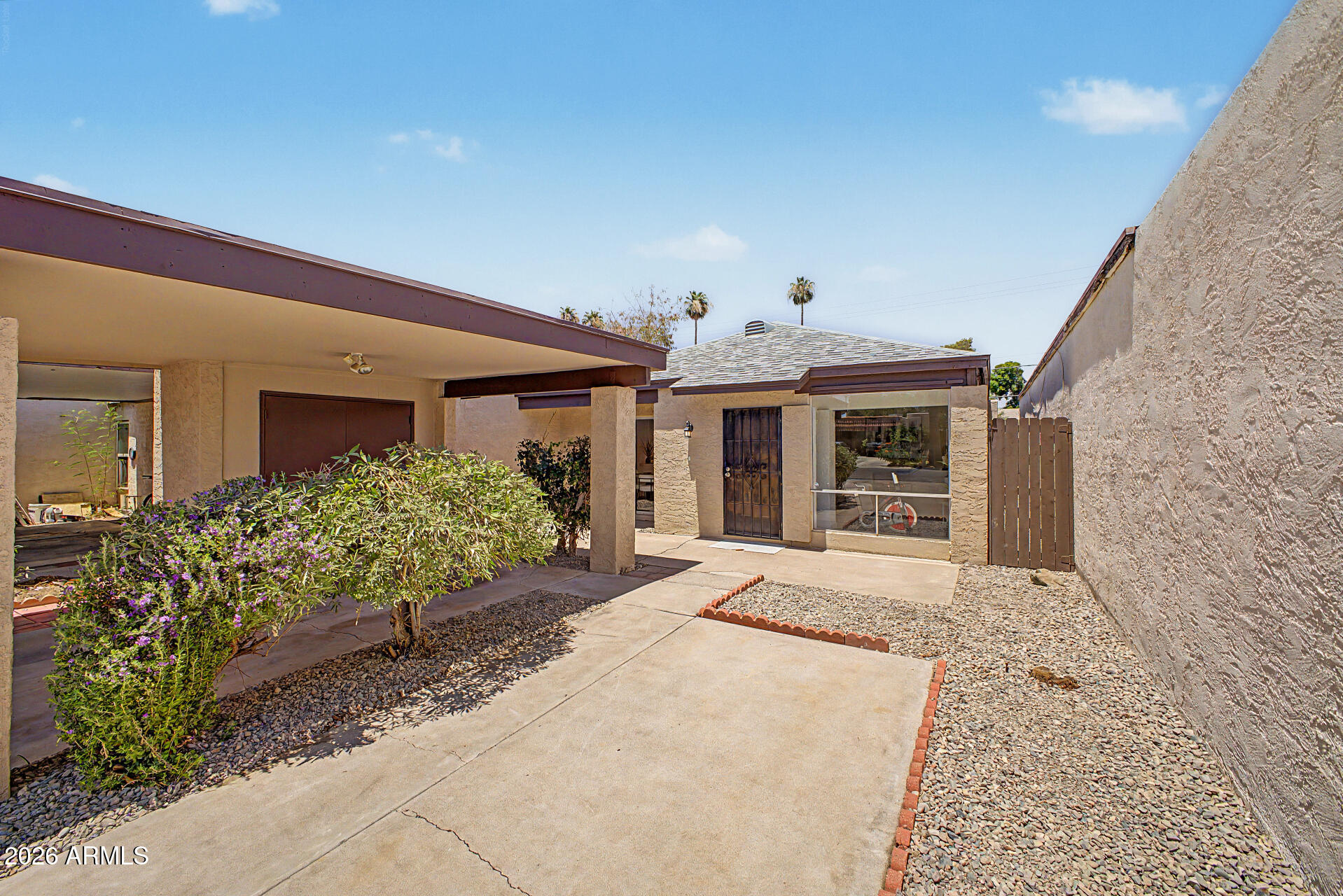 564 E ROYAL PALMS Drive