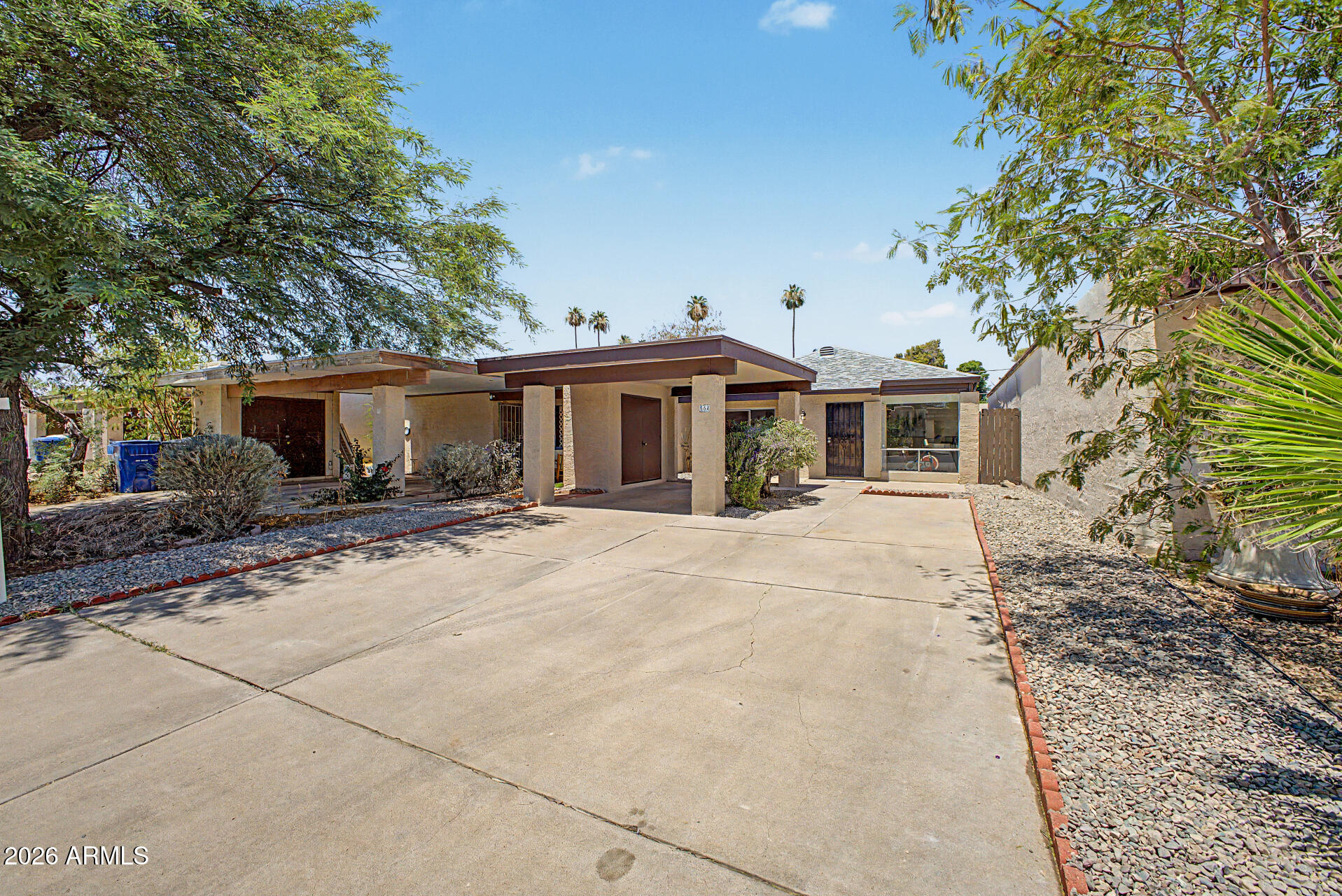 564 E ROYAL PALMS Drive