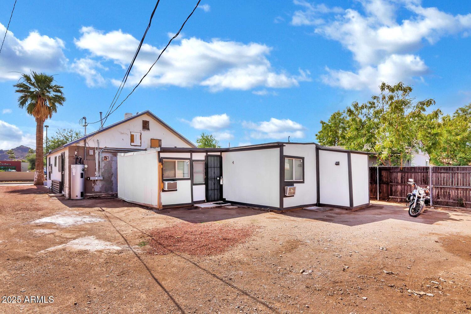 8816 N 6TH Place