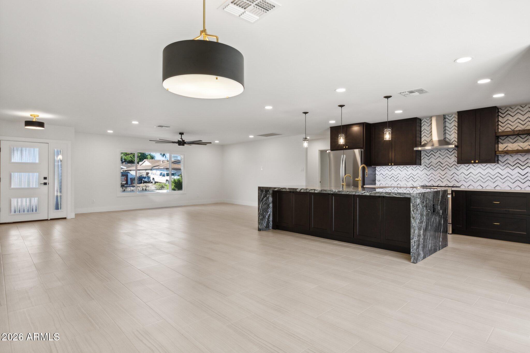 8719 E COLUMBUS Avenue