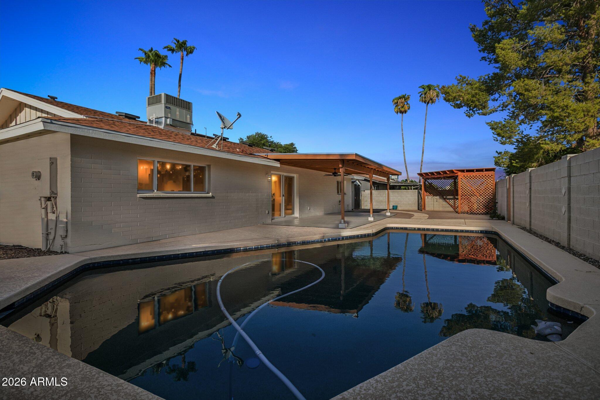 8719 E COLUMBUS Avenue