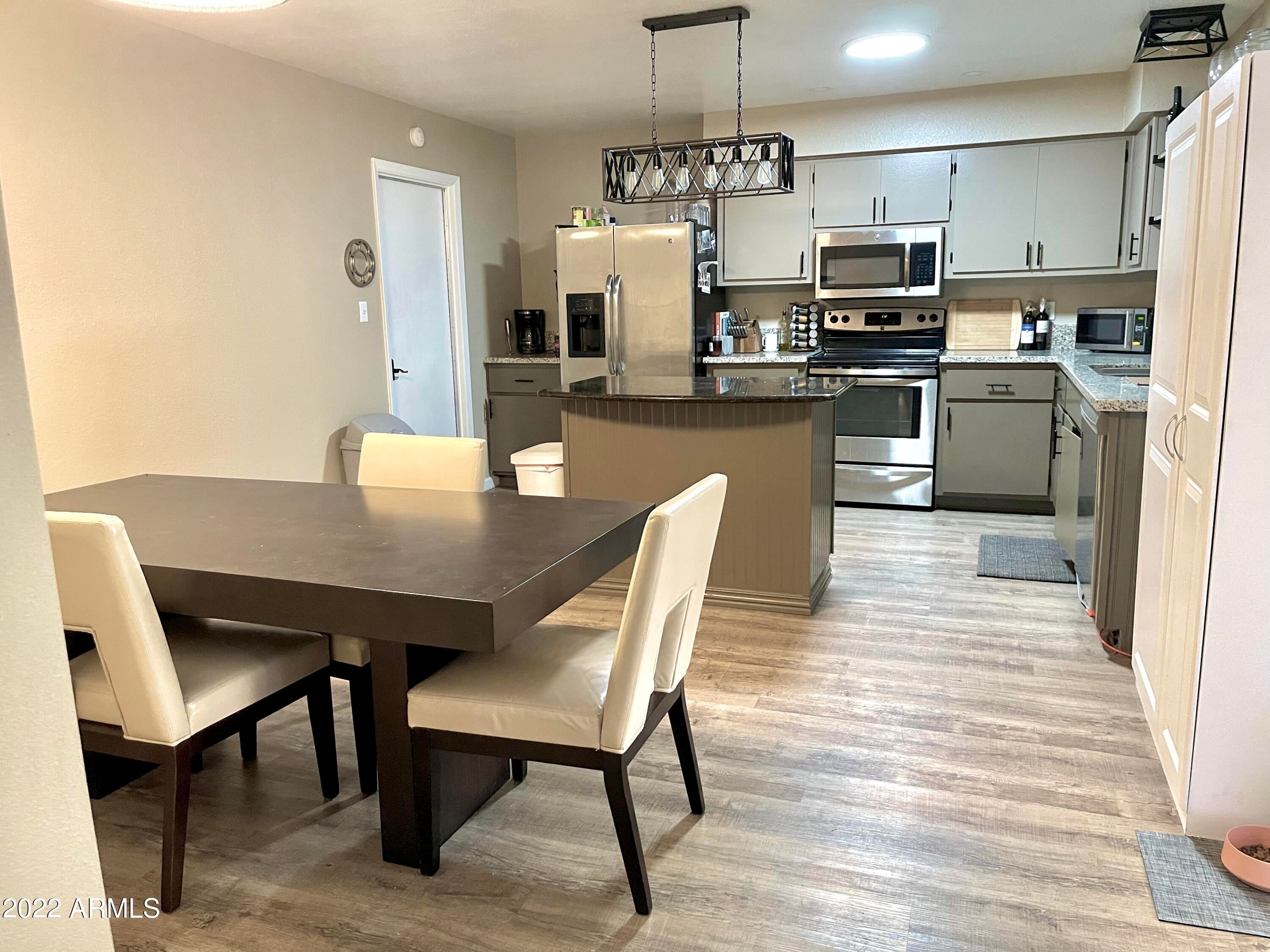 812 N 86th Place