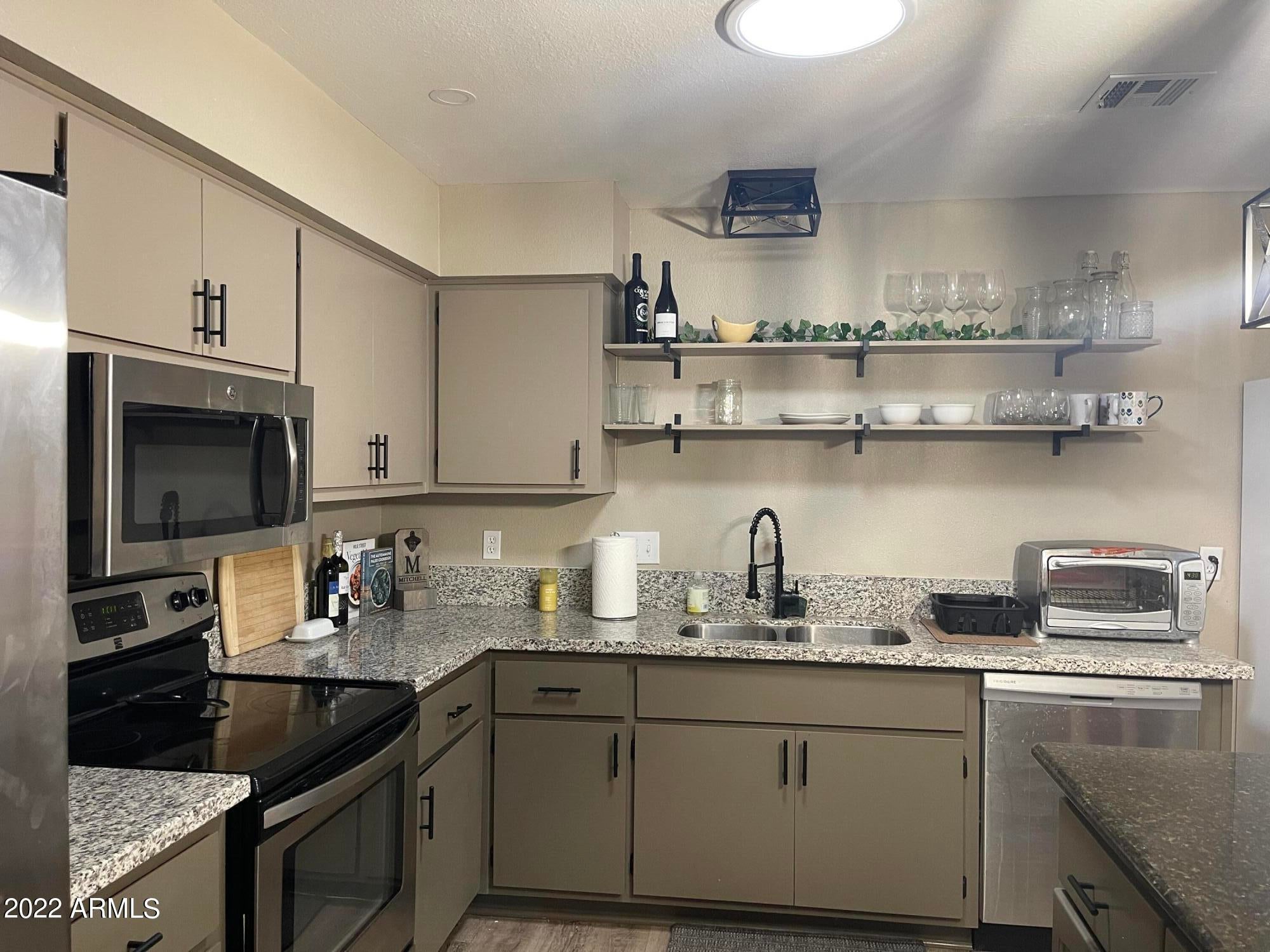 812 N 86th Place