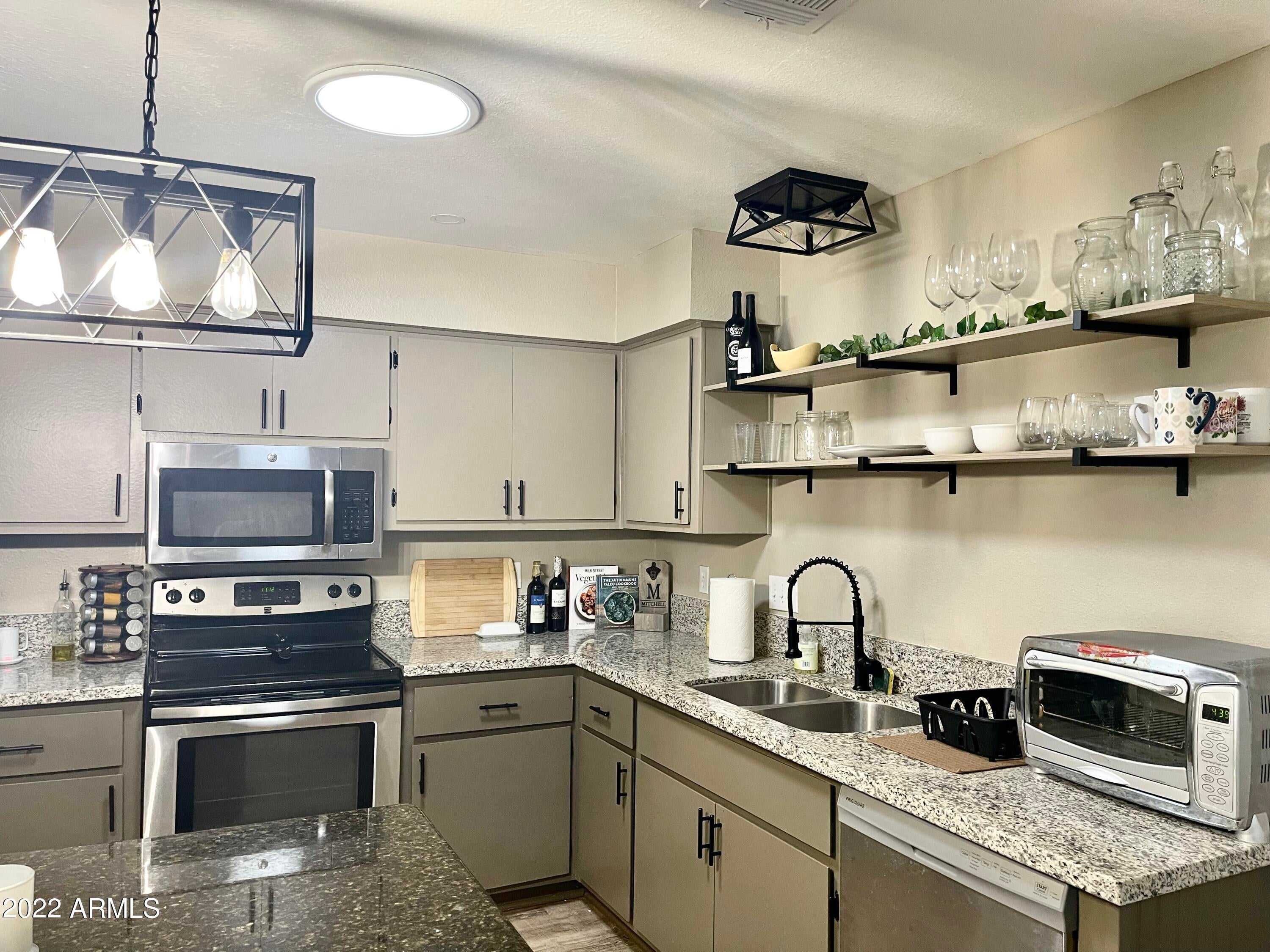 812 N 86th Place