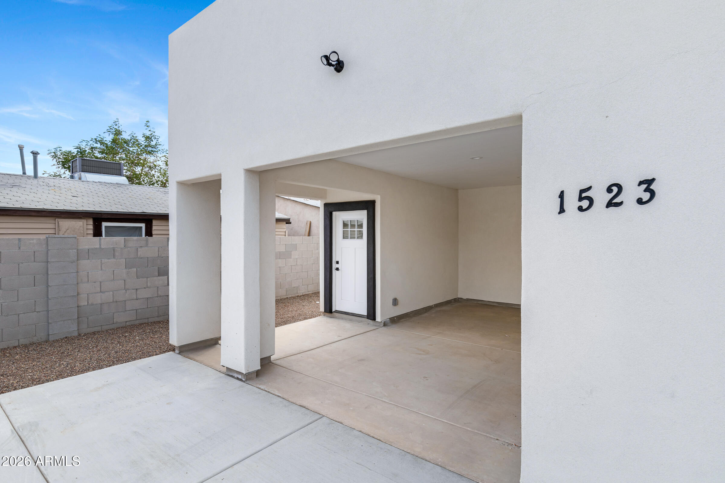 1523 W HADLEY Street