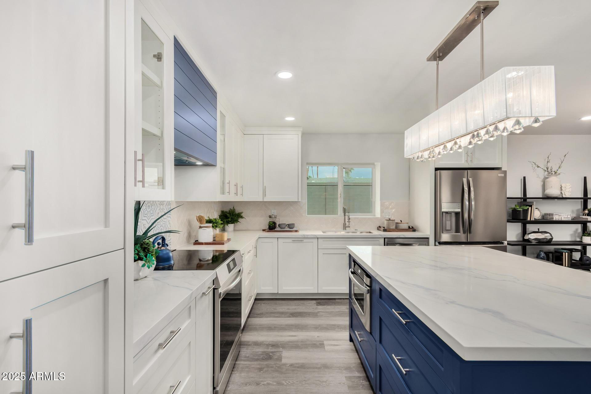 5212 E GELDING Drive