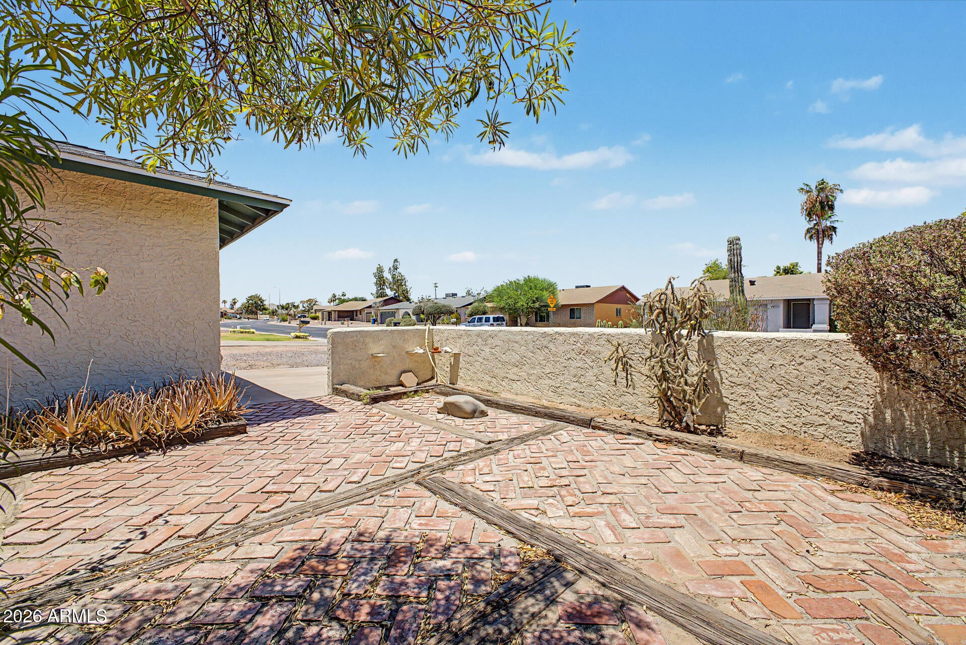 639 W STRAHAN Drive