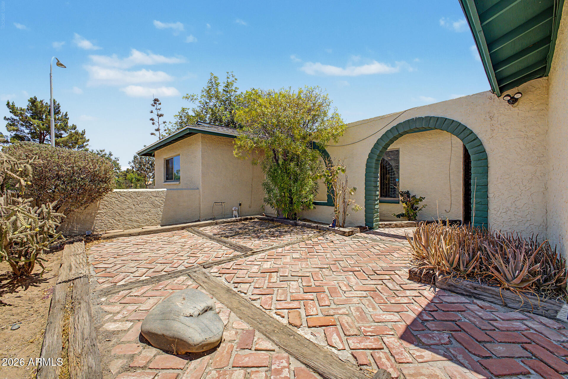 639 W STRAHAN Drive