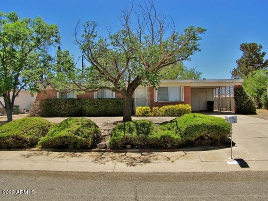This 3BR/2BA/1CP, 1200 sq.ft. home in Huachuca City, AZ is minutes from Fort Huachuca and Sierra Vista, AZ . The cute, ranch-style home has a living area open to the kitchen, a large dining area, central A/C, and a large fenced back-yard to include a large covered porch.  Call today.