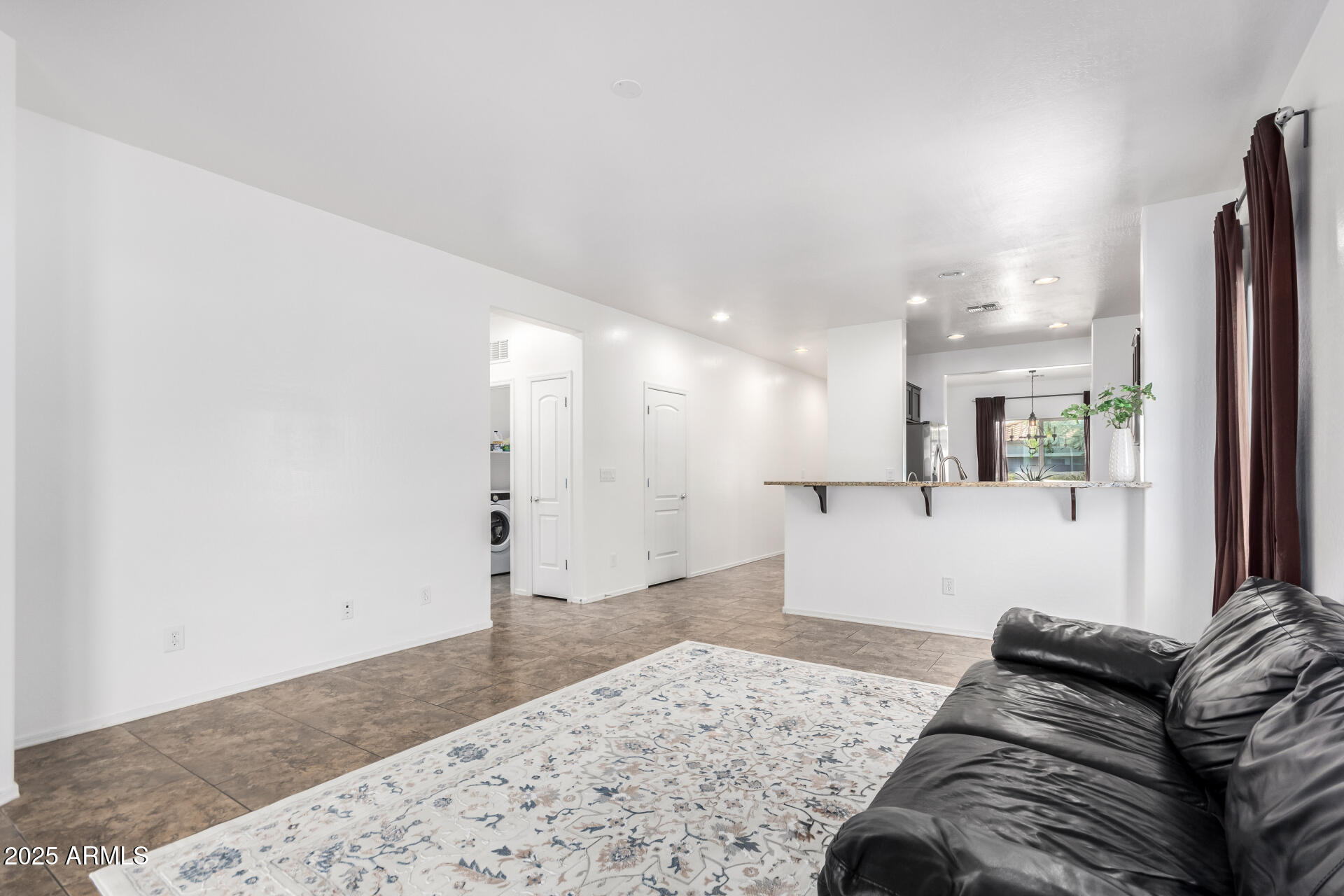 1747 W STRAIGHT ARROW Lane