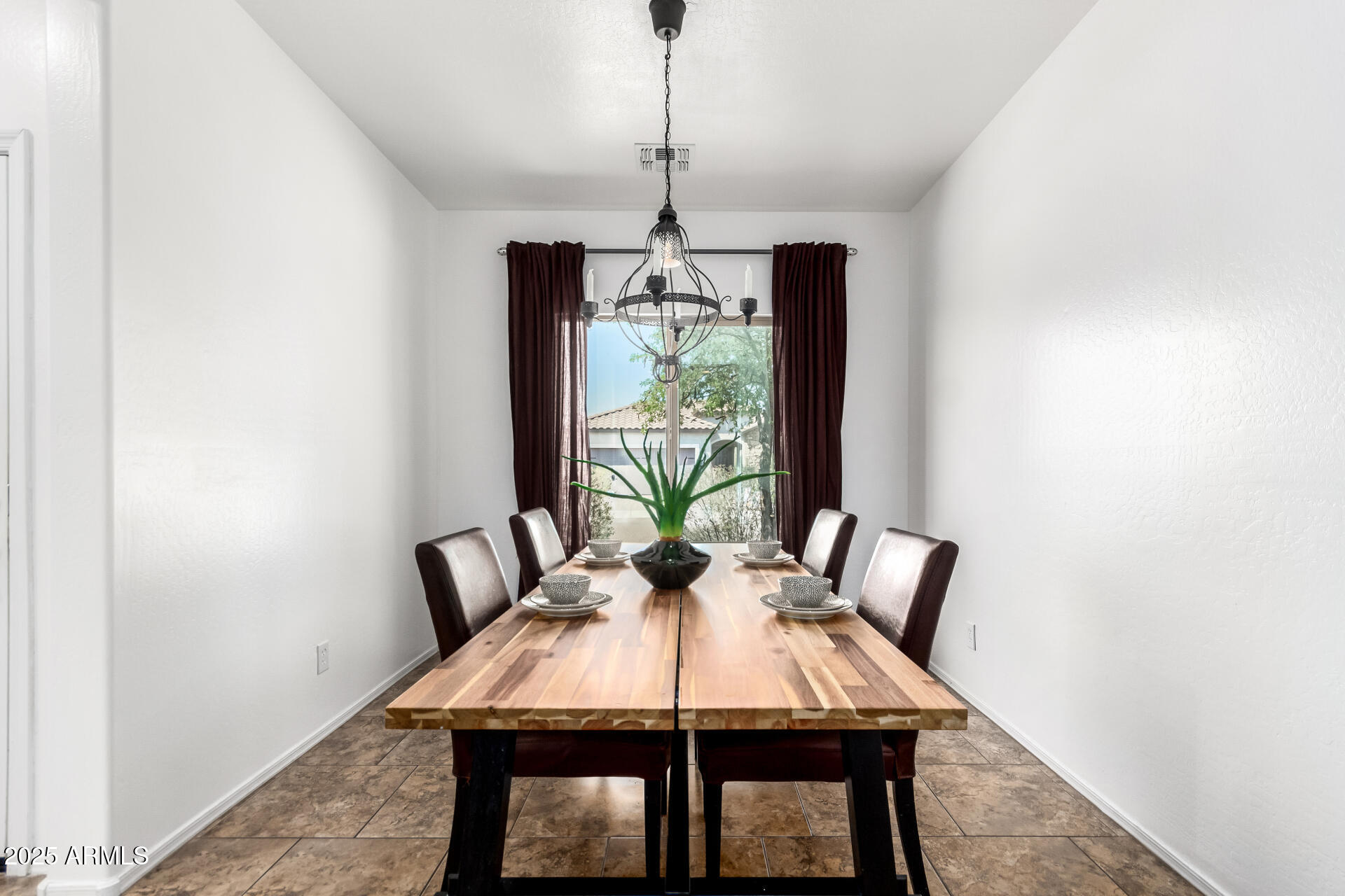 1747 W STRAIGHT ARROW Lane