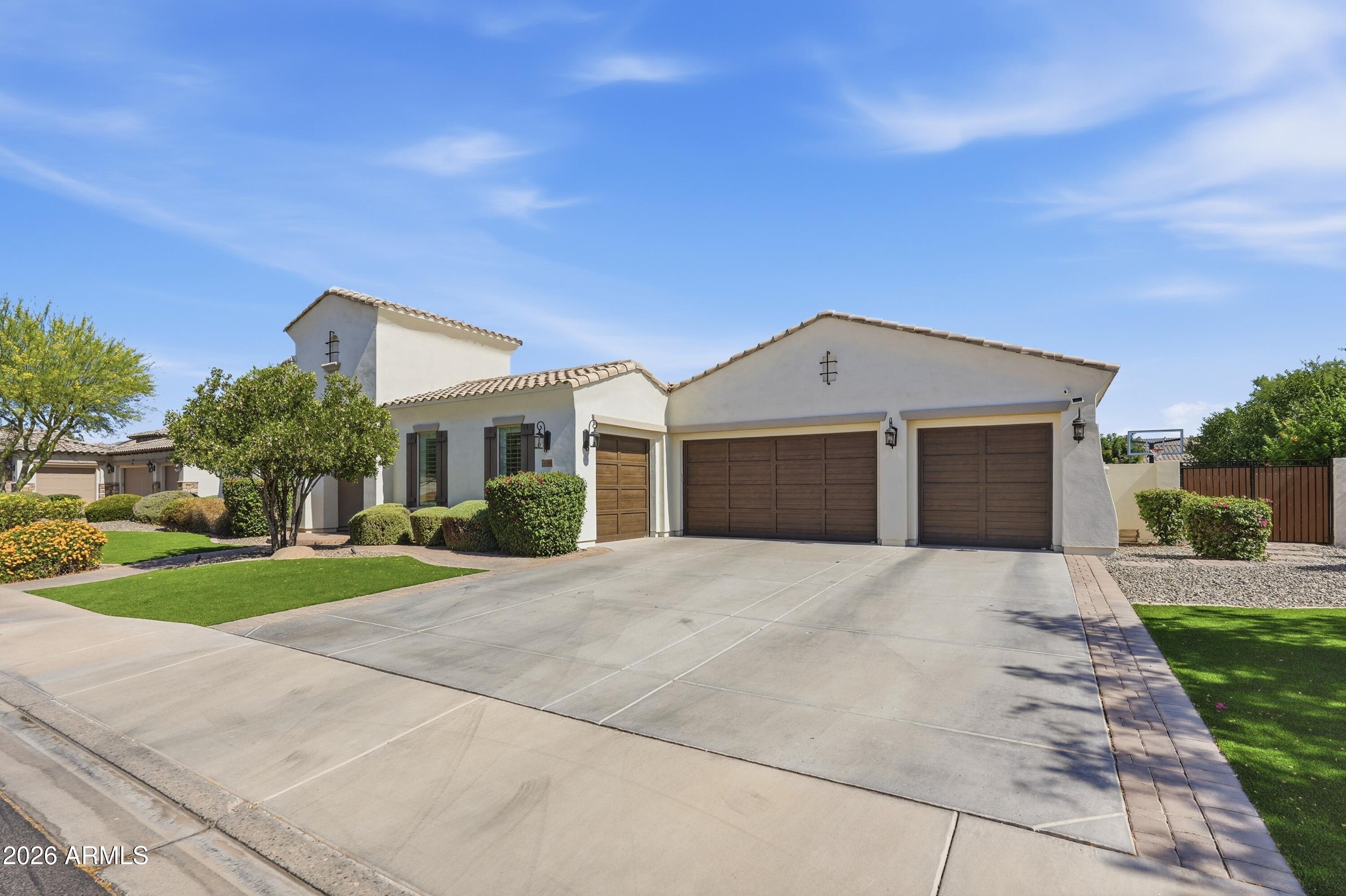 3420 E LYNX Place