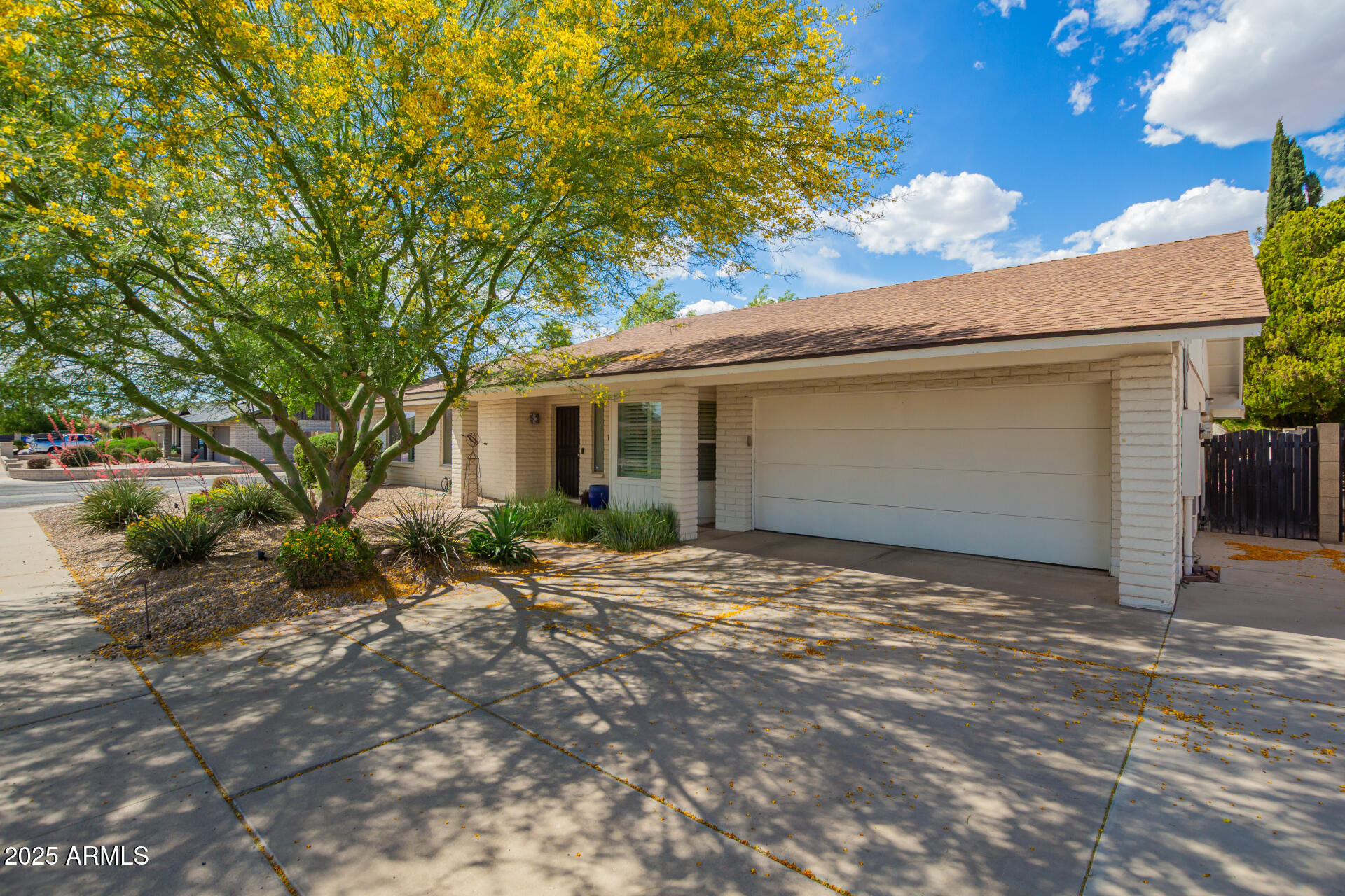 1002 E TOPEKA Drive