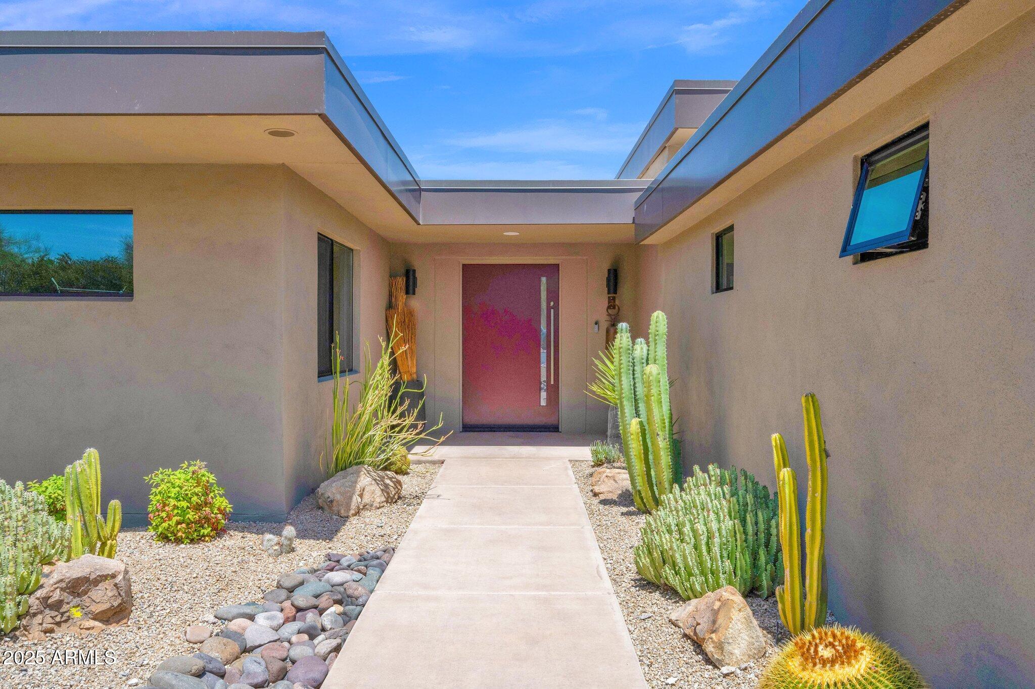 1702 E STAGHORN Lane