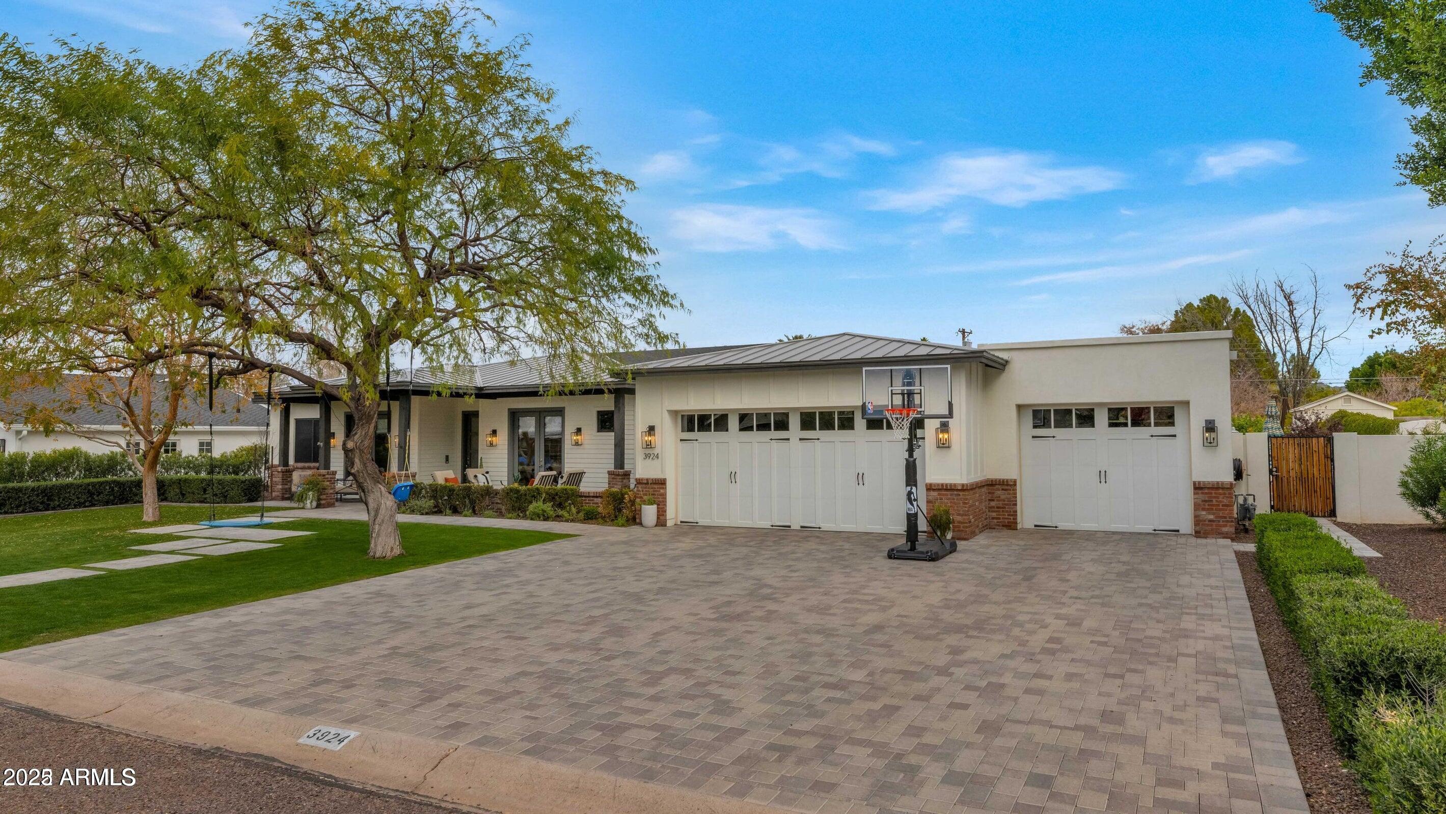 3924 E ROMA Avenue