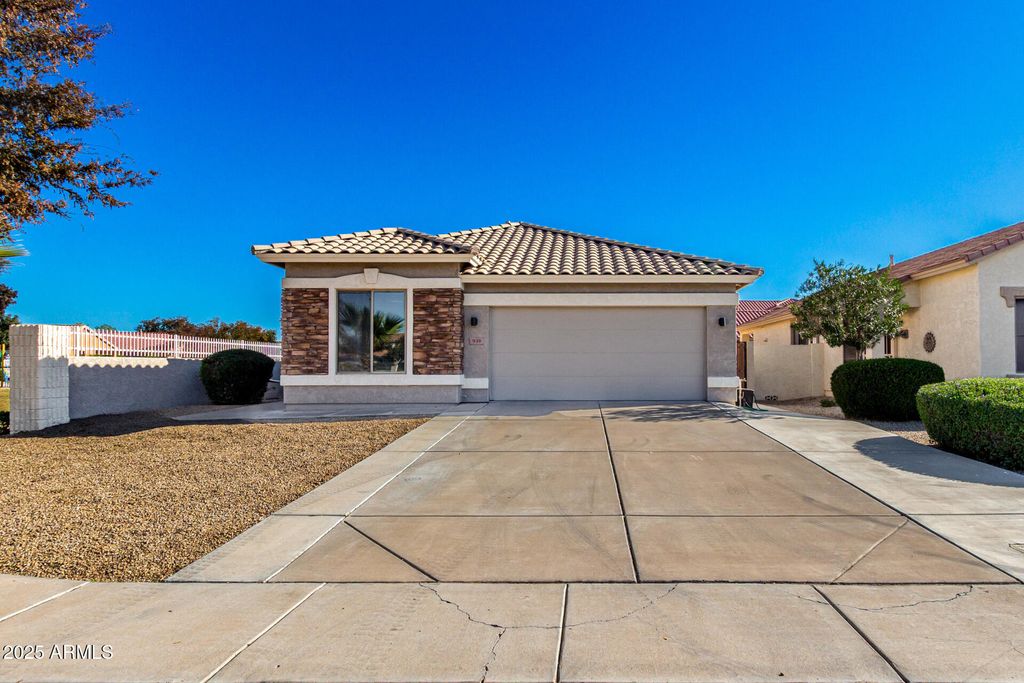 Photo of 939 S Roca Street, Gilbert, AZ 85296 (MLS # 6957746)
