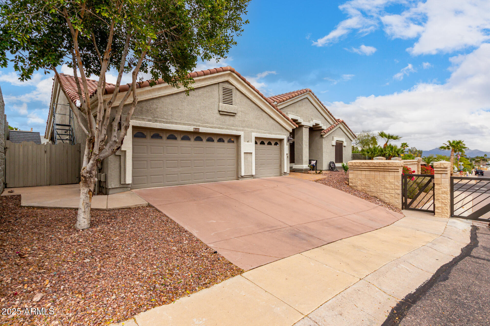 1954 E VISTA Drive
